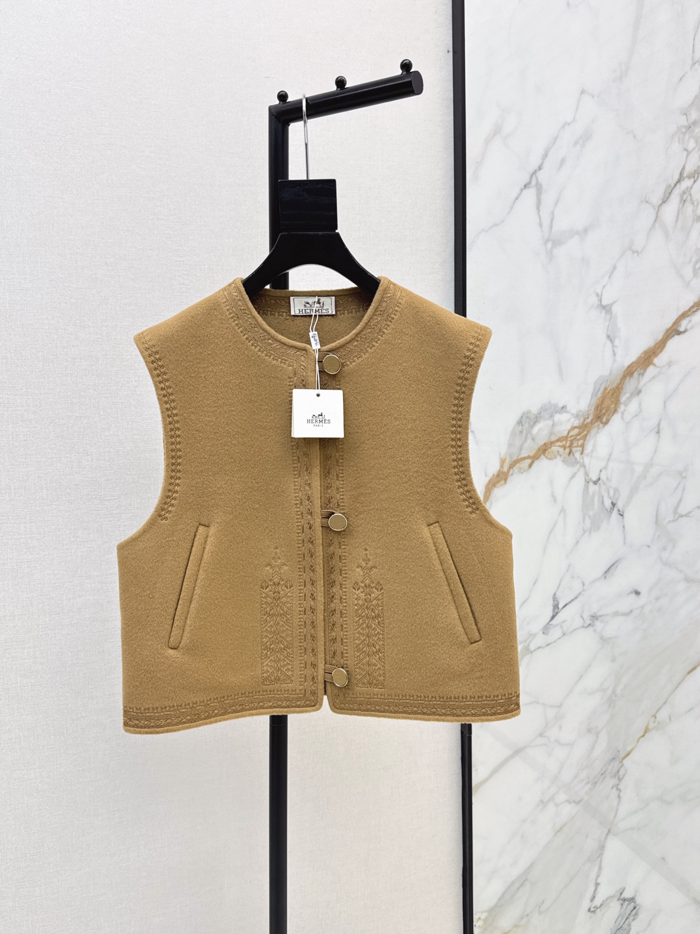 Her 26fw embroidery woolen vest