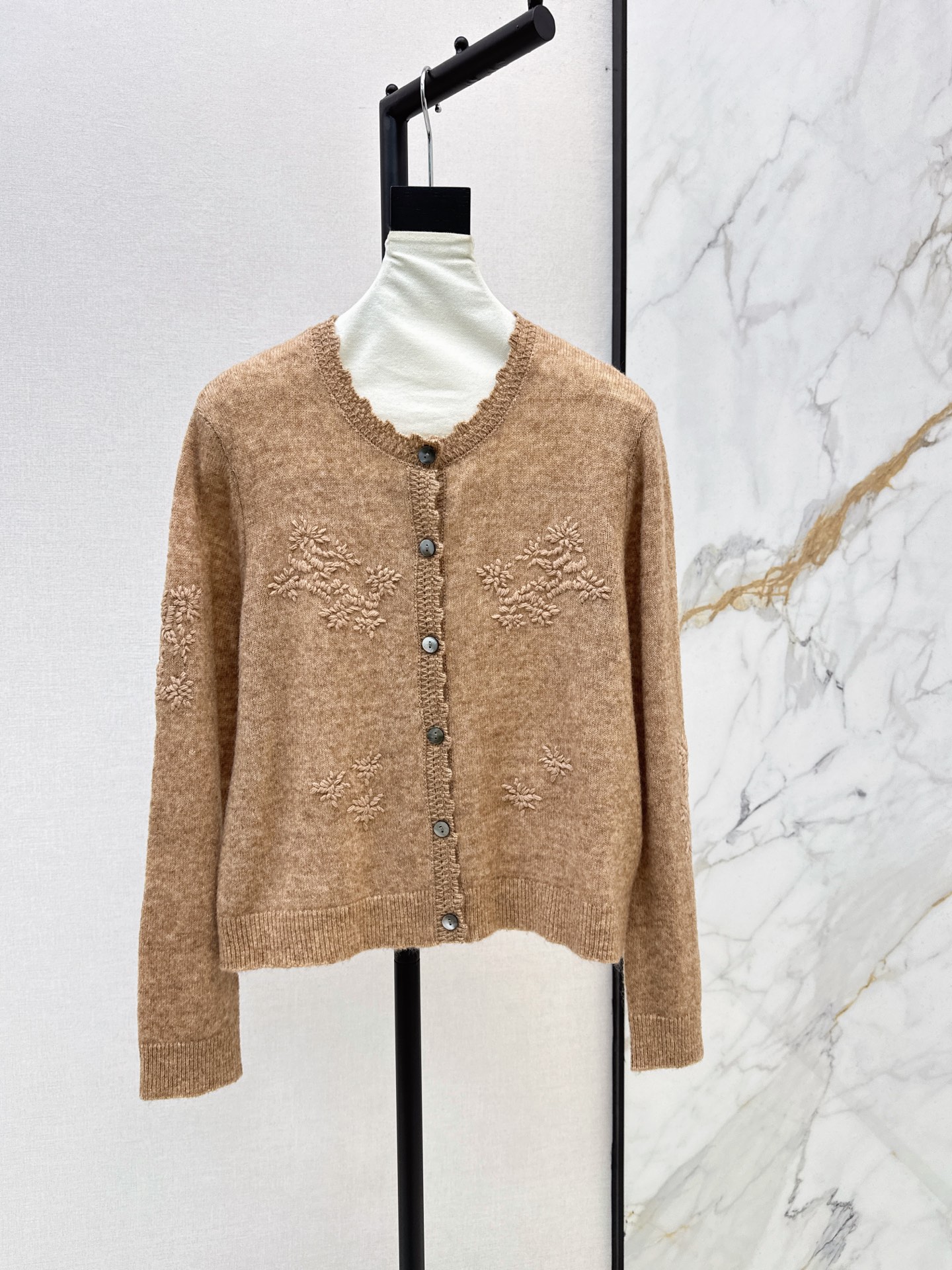ES 26fw embroidery knit cardigan
