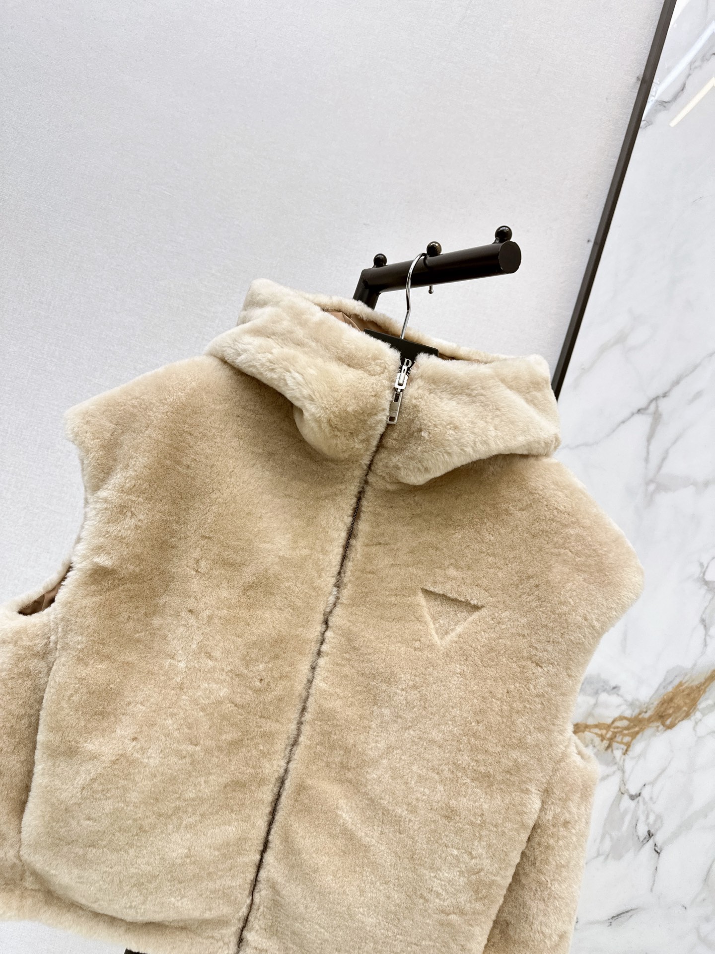 Pra 26fw faux-fur hooded vest jacket