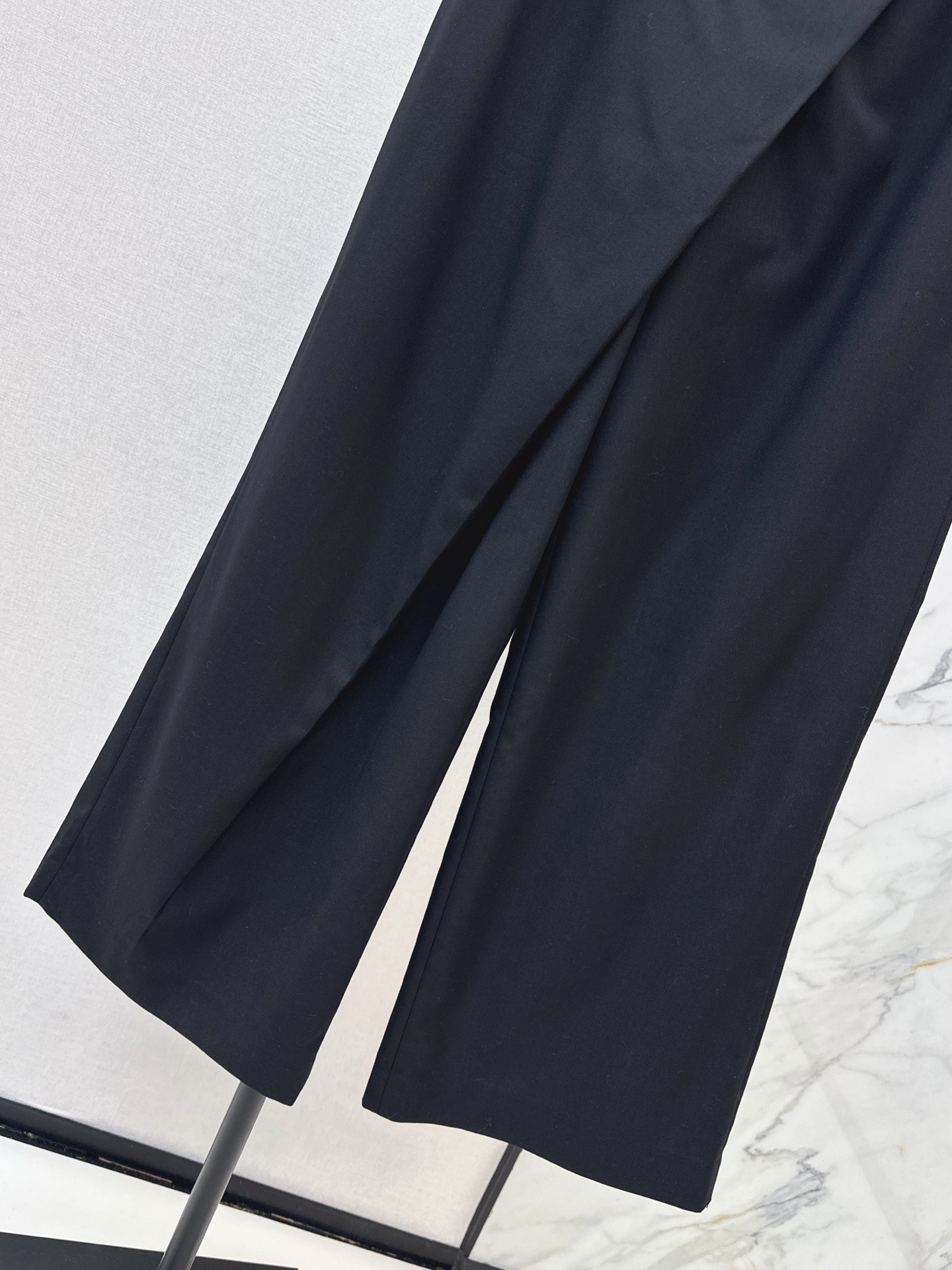 Loe 26fw asymmetric wide-leg pants