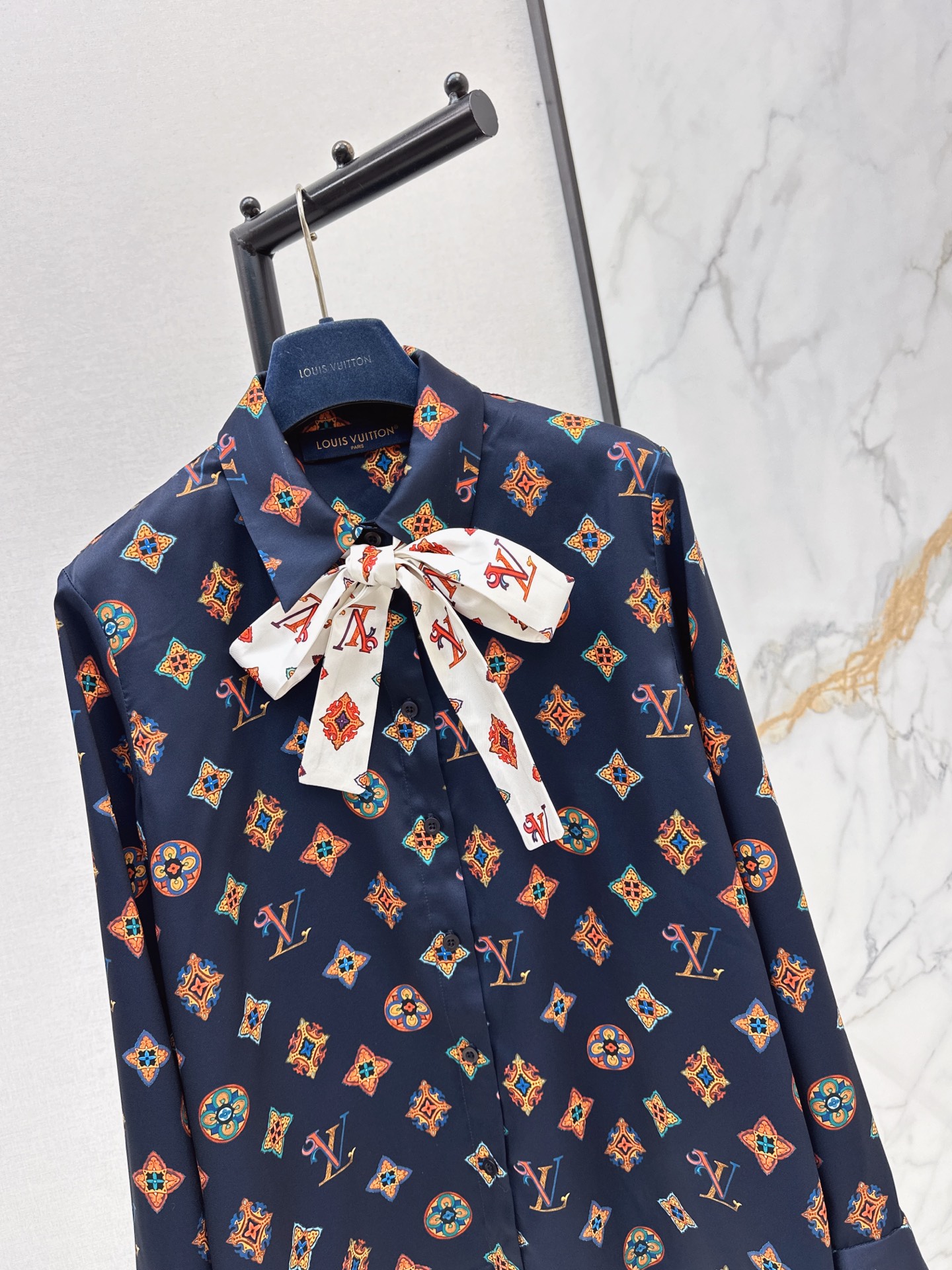 Loui 26fw print ribbon shirt