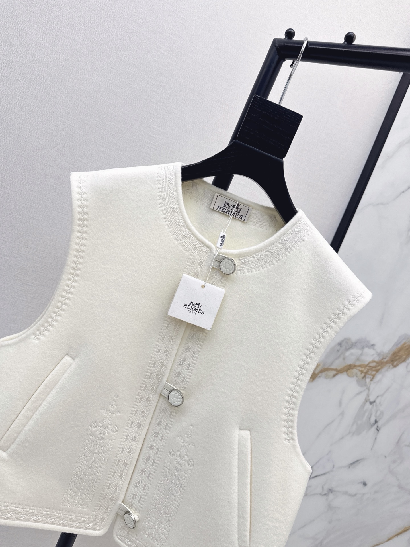 Her 26fw embroidery woolen vest
