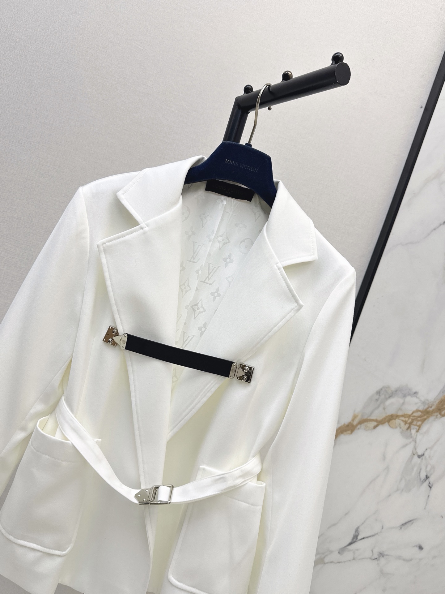 Loui 26fw hardware-strap belted blazer