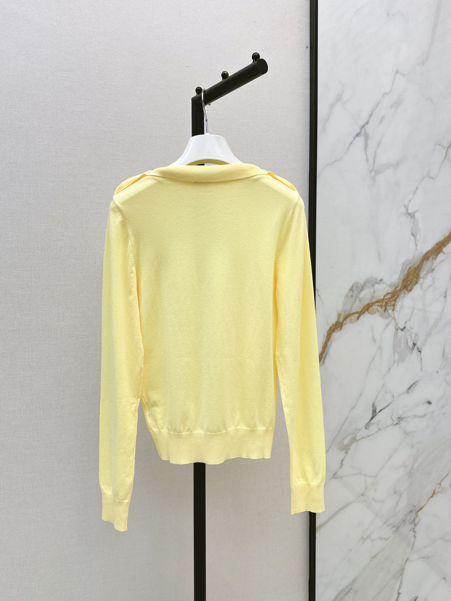 Loe 26fw off shoulder knit top