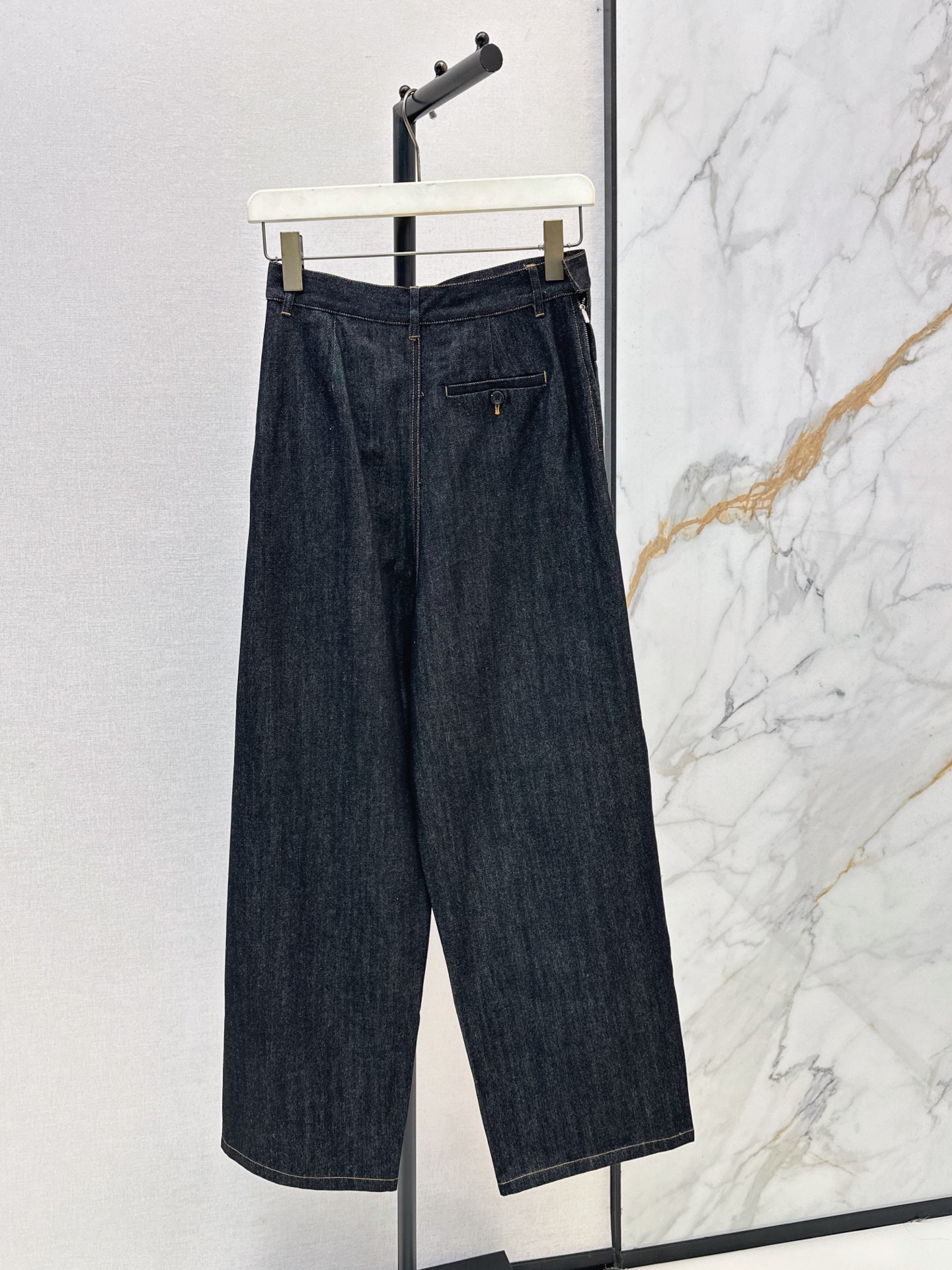 Loe 26fw asymmetric pleated wide-leg jeans