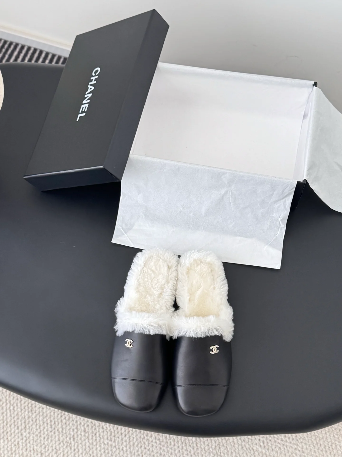 Chan 25fw fluffy slippers