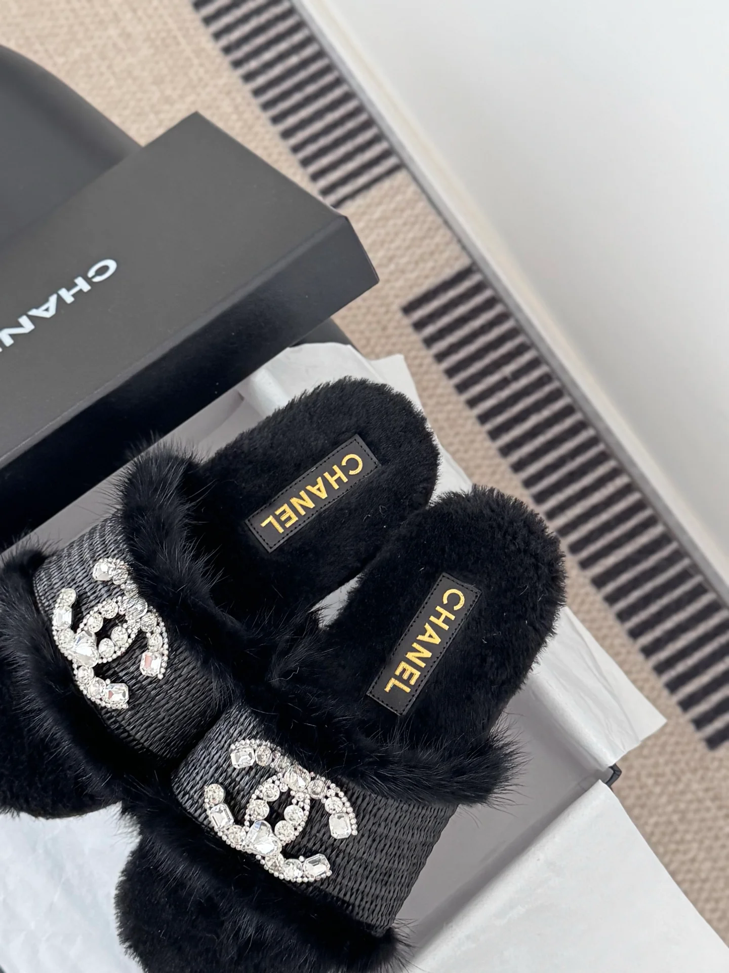 Chan 25fw fluffy slippers