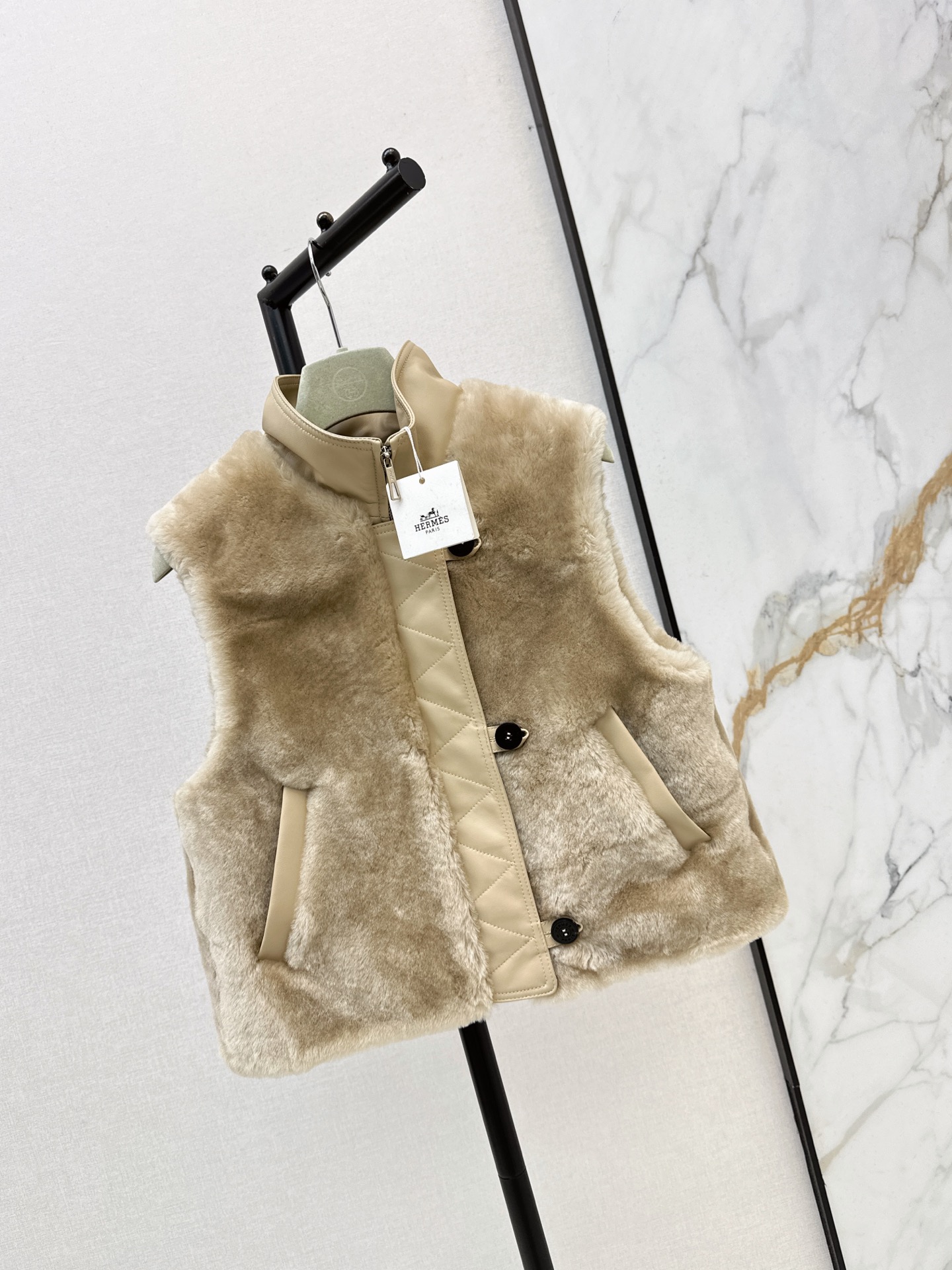 Her 26fw fur lether vest jacket