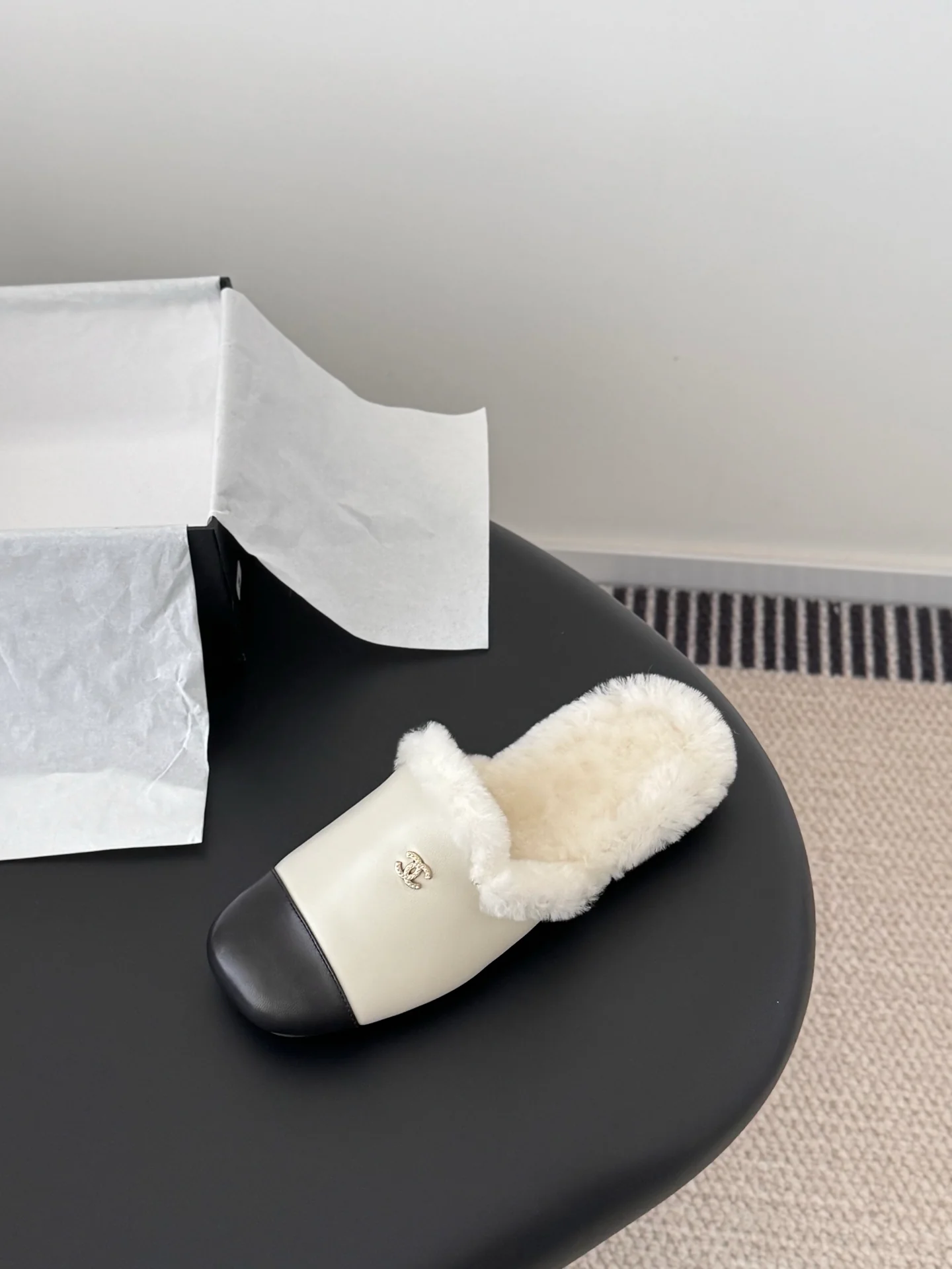 Chan 25fw fluffy slippers