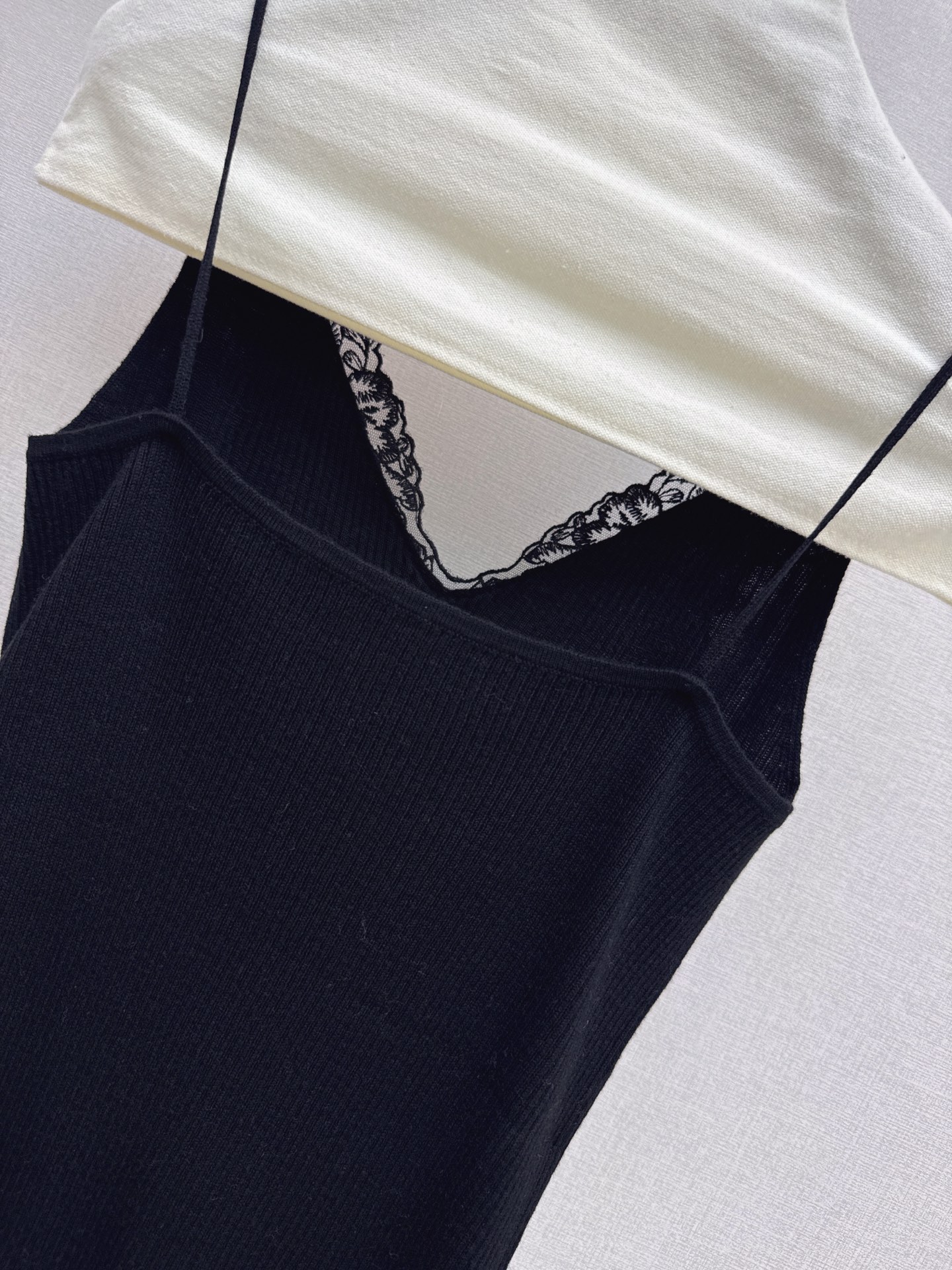 Sain 26fw lace camisole