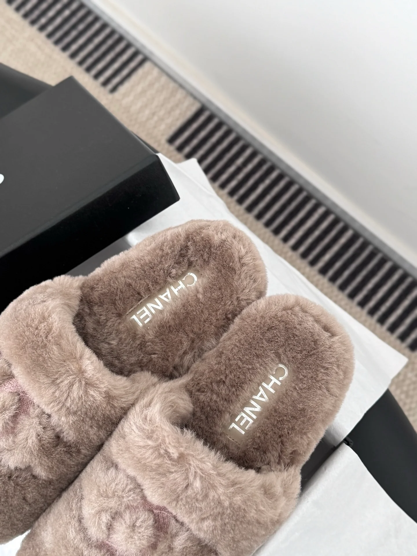 Chan 25fw fluffy slippers