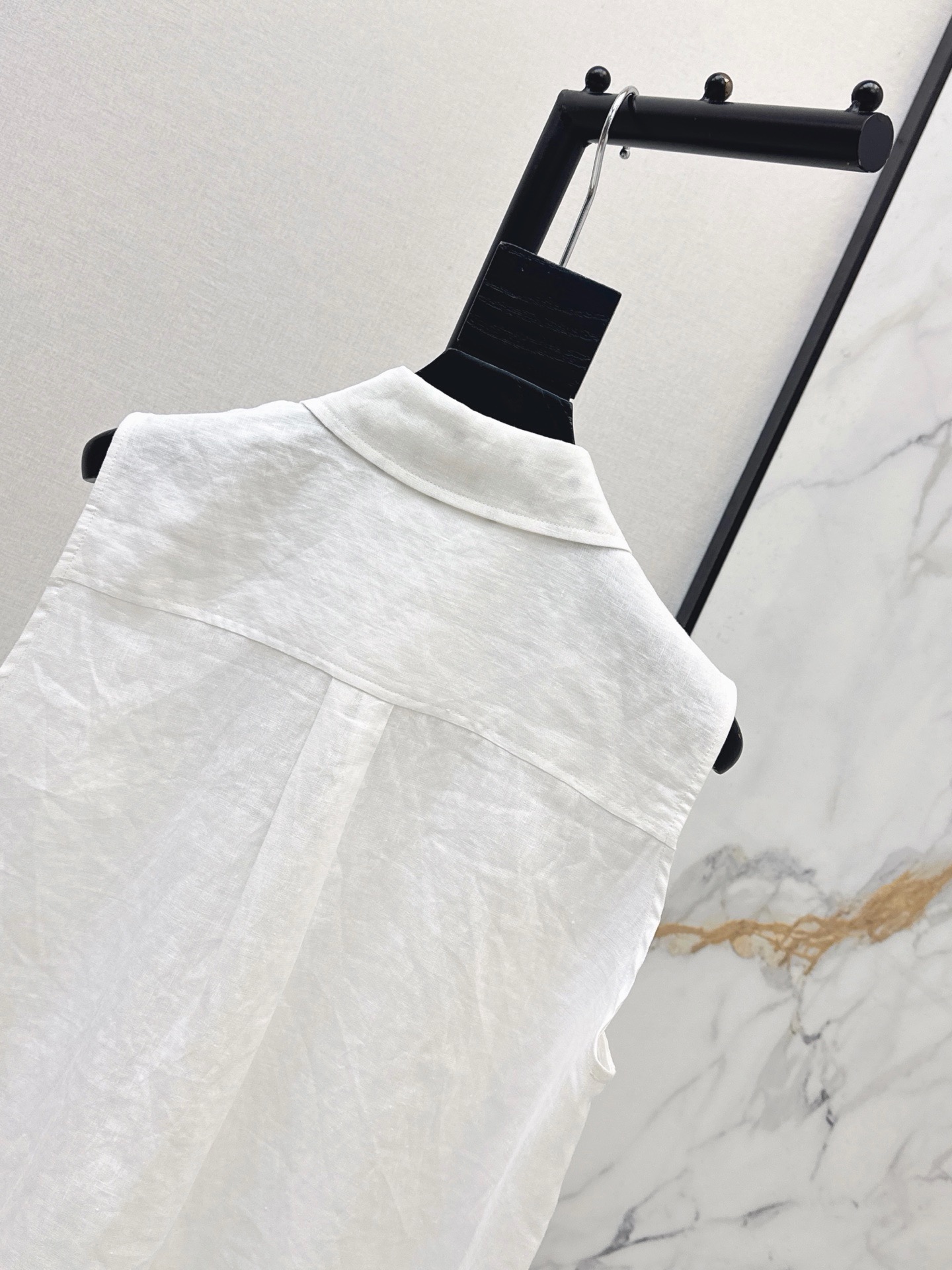 Her 26ss sleeveless linen shirt