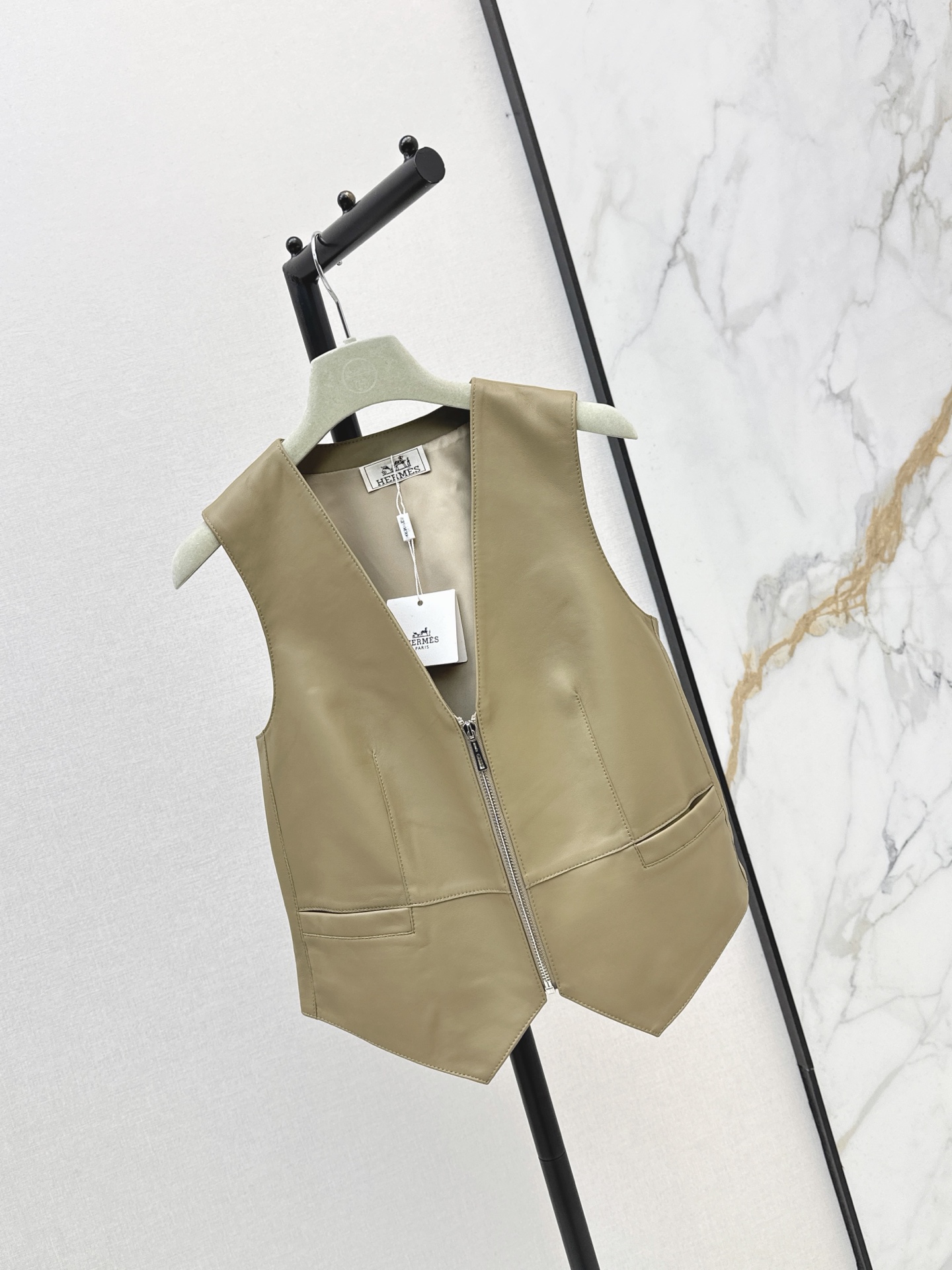 Her 26fw lether vest jacket