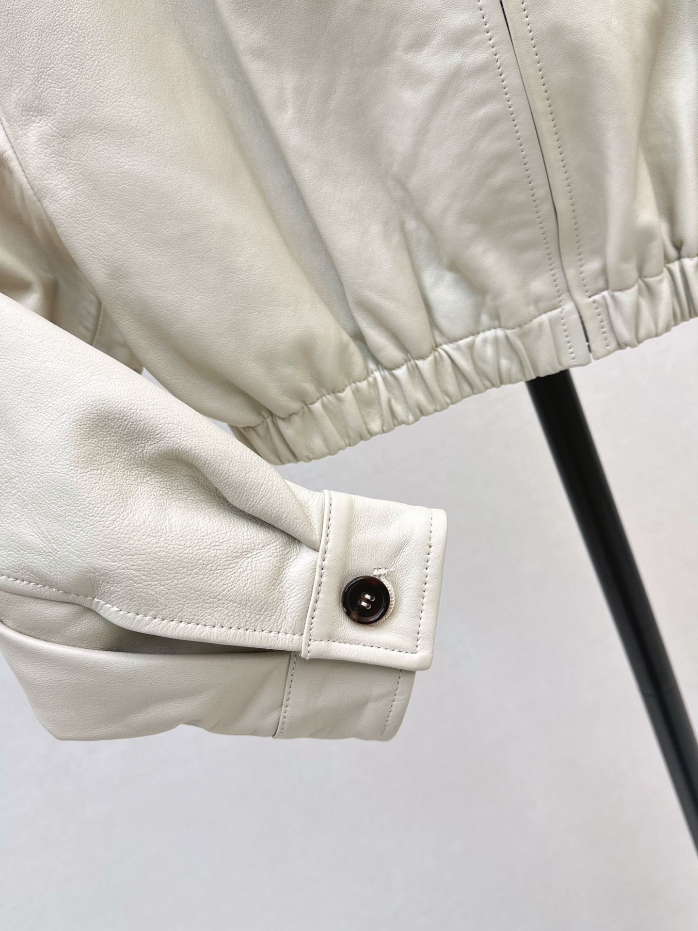 Pra 26fw cropped leather jacket