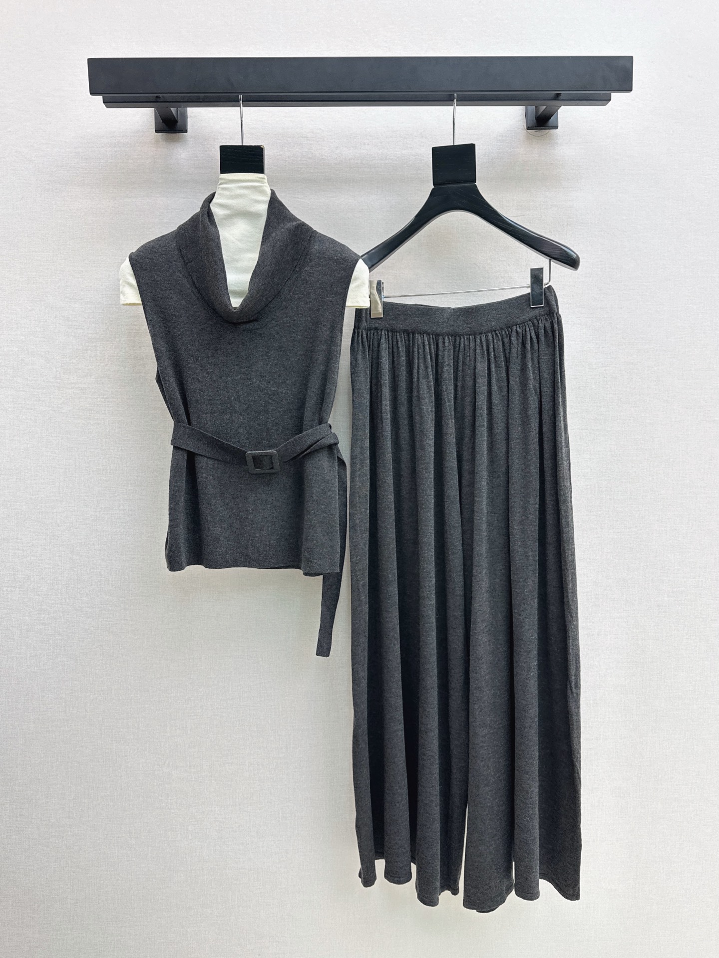 Her 26fw belted knit sleeveless top pants sets