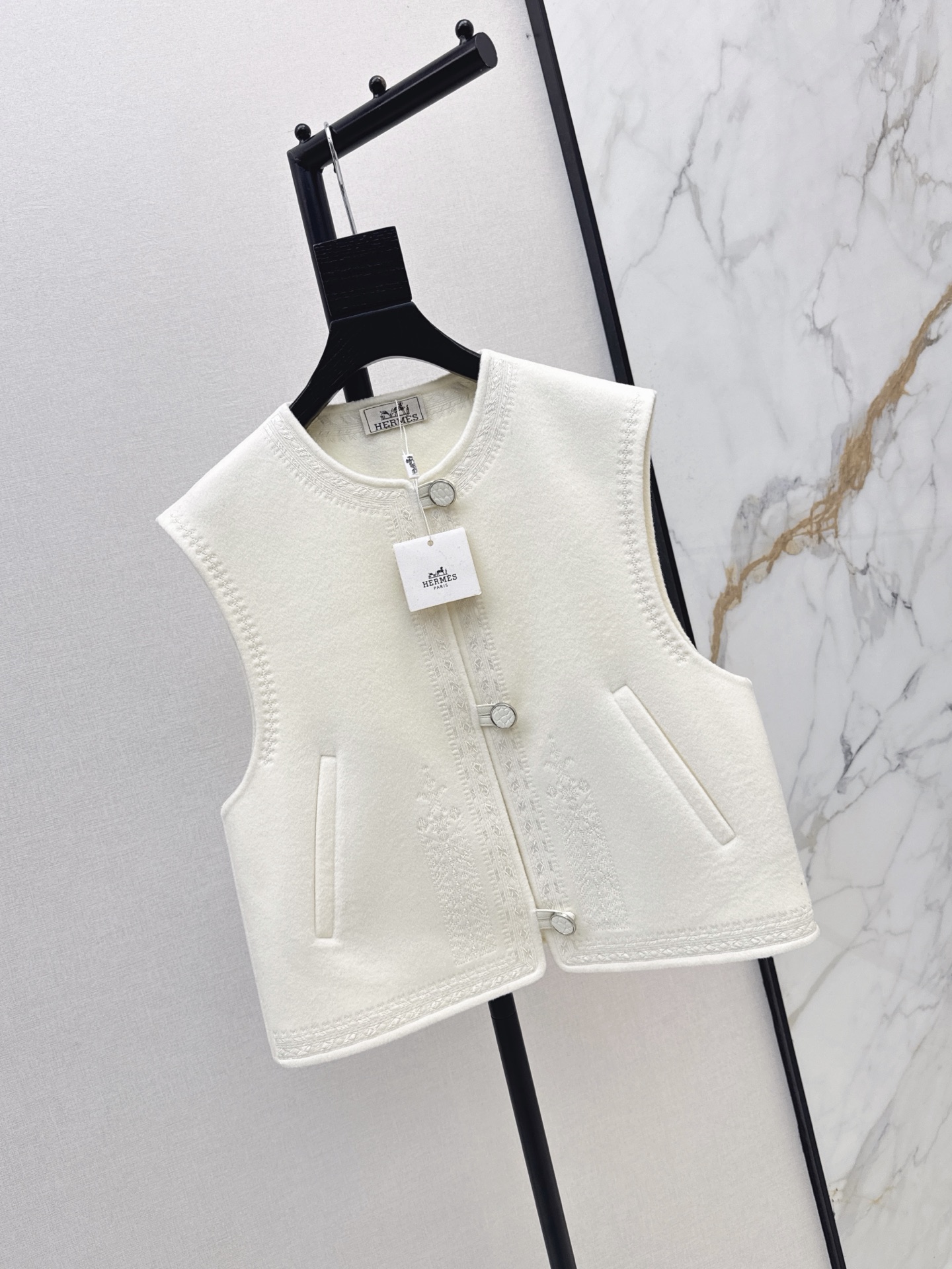 Her 26fw embroidery woolen vest