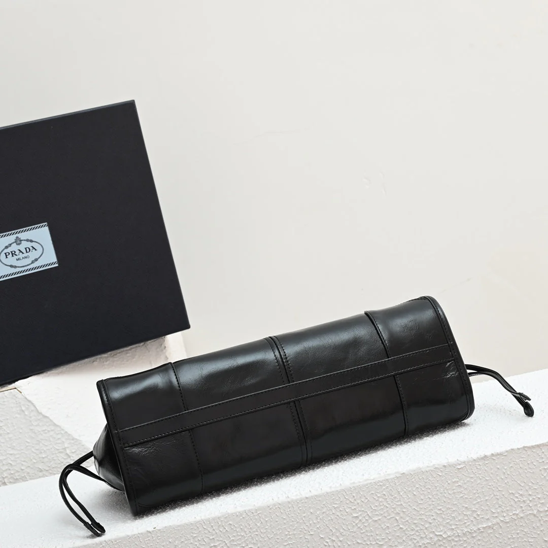PD LuxSoft Medium leather handbag