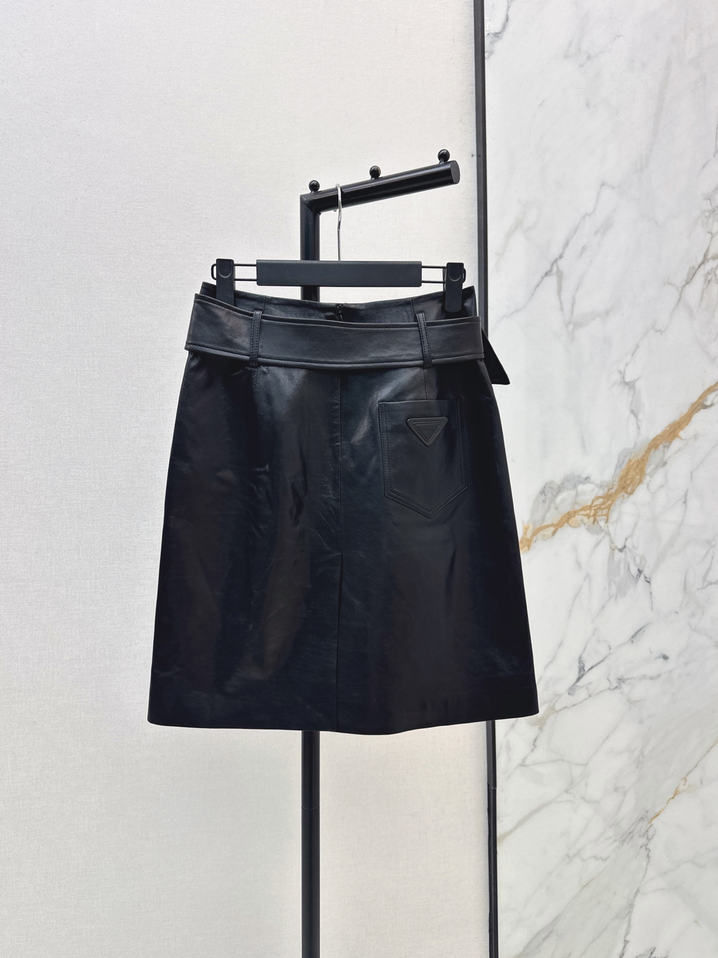 Pra 26fw leather belted skirt