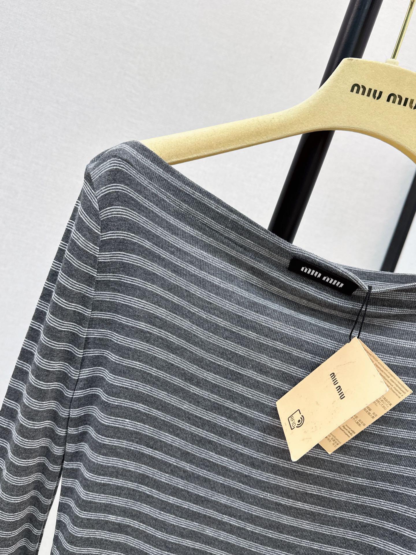Miu 26fw off shoulder top