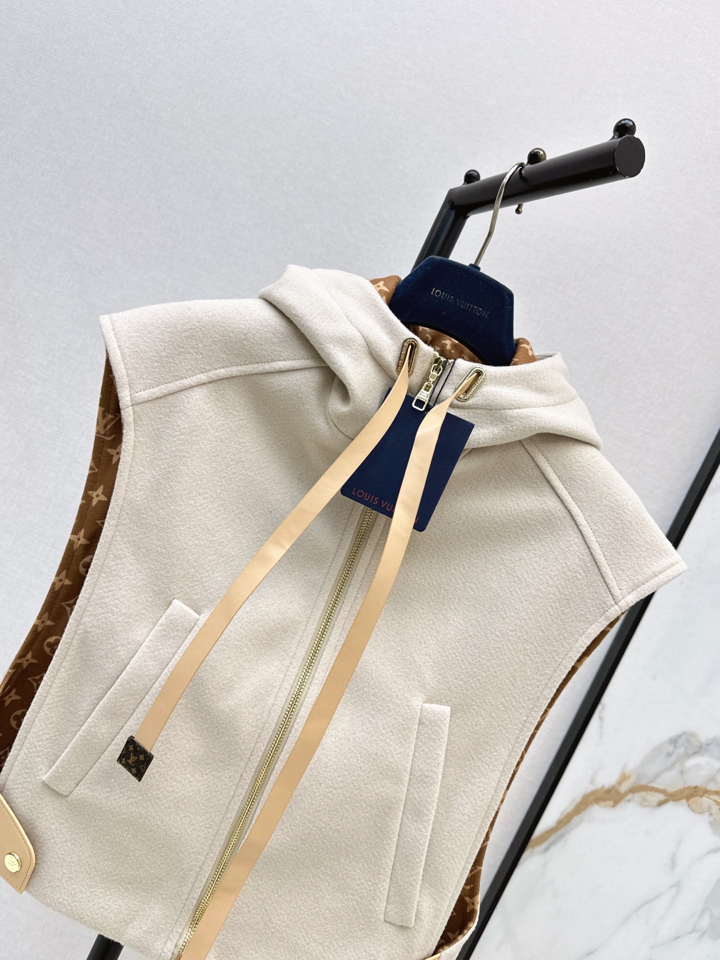 Loui 26fw hooded vest jacket