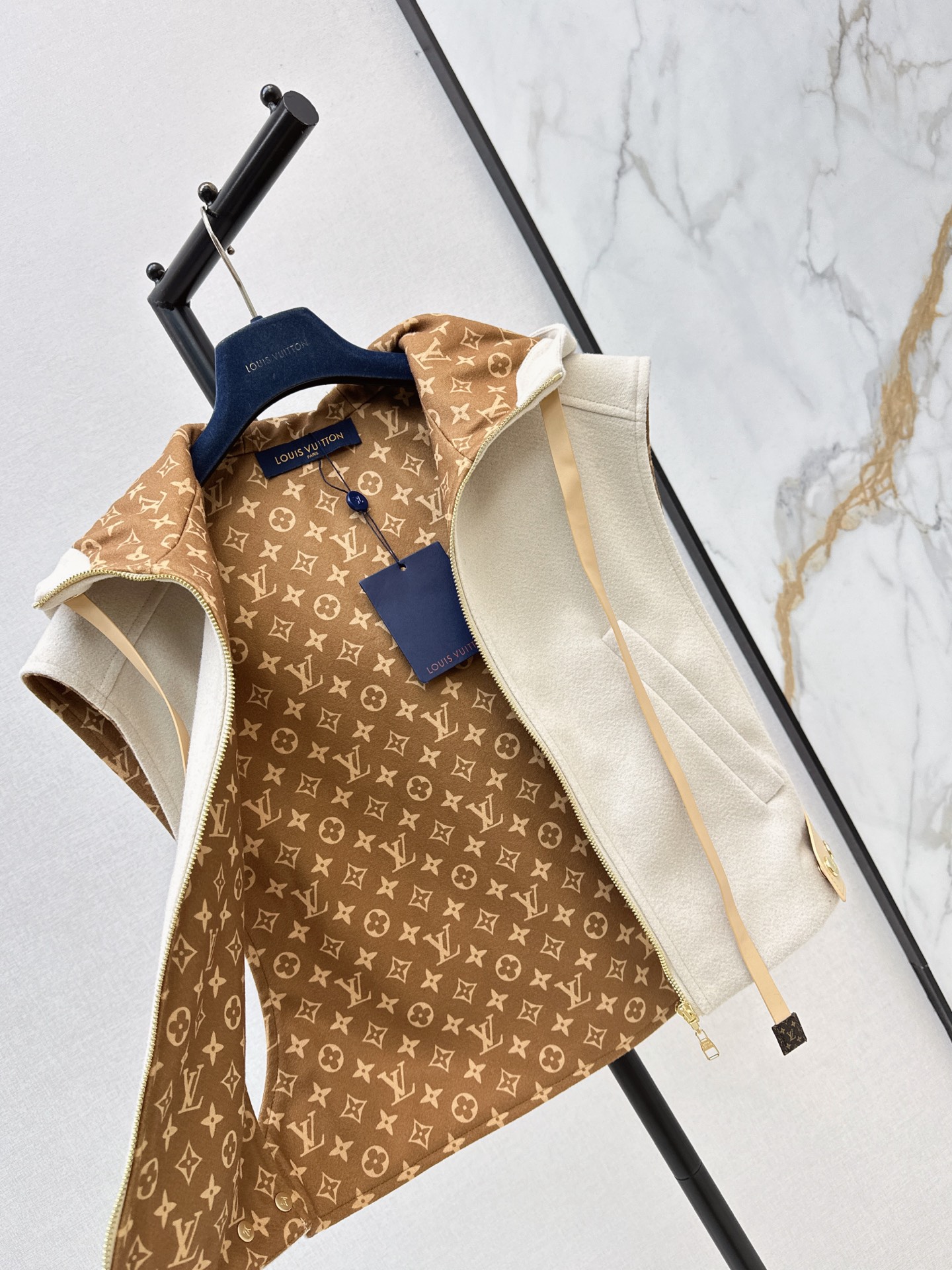 Loui 26fw hooded vest jacket