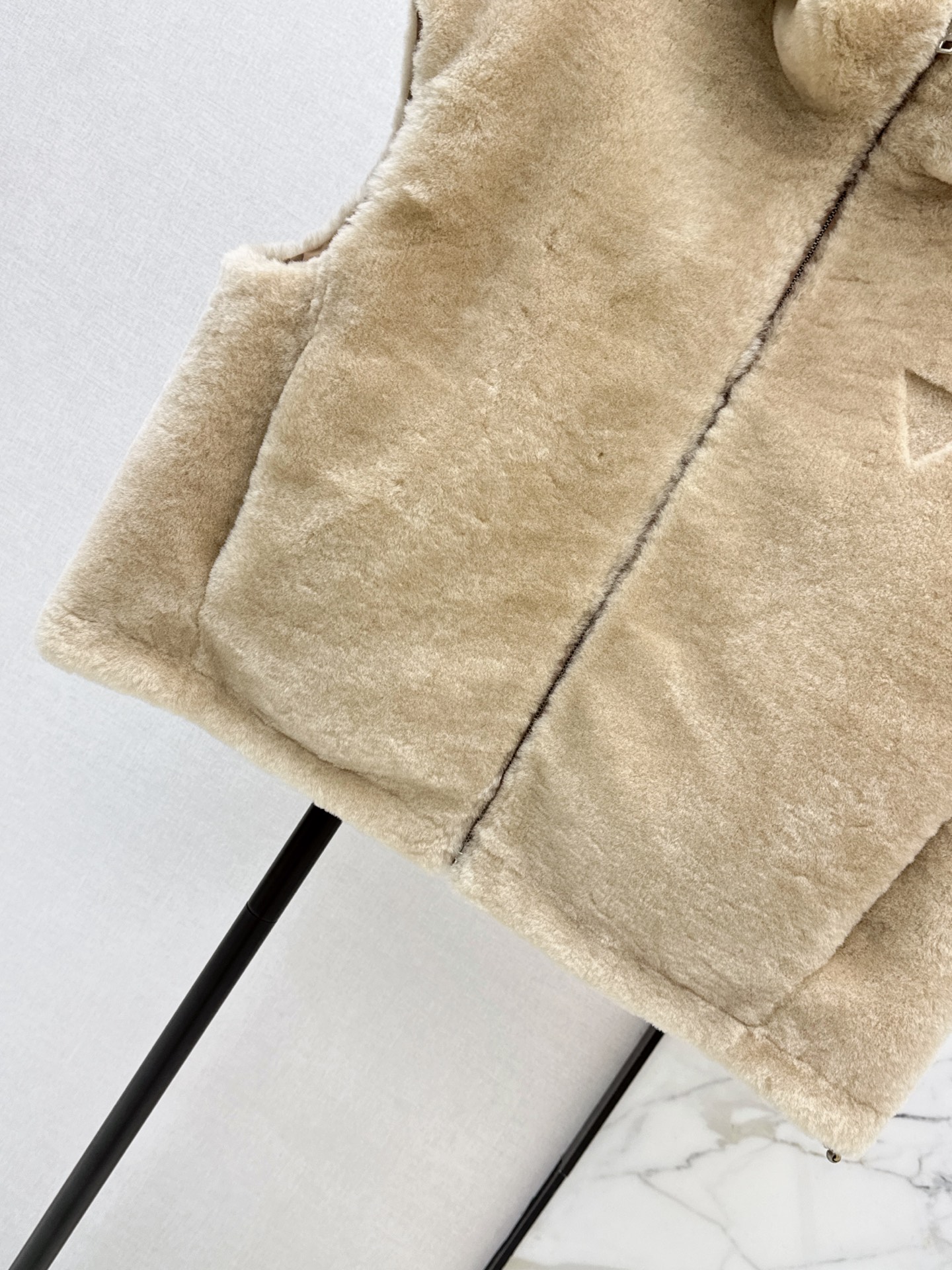 Pra 26fw faux-fur hooded vest jacket