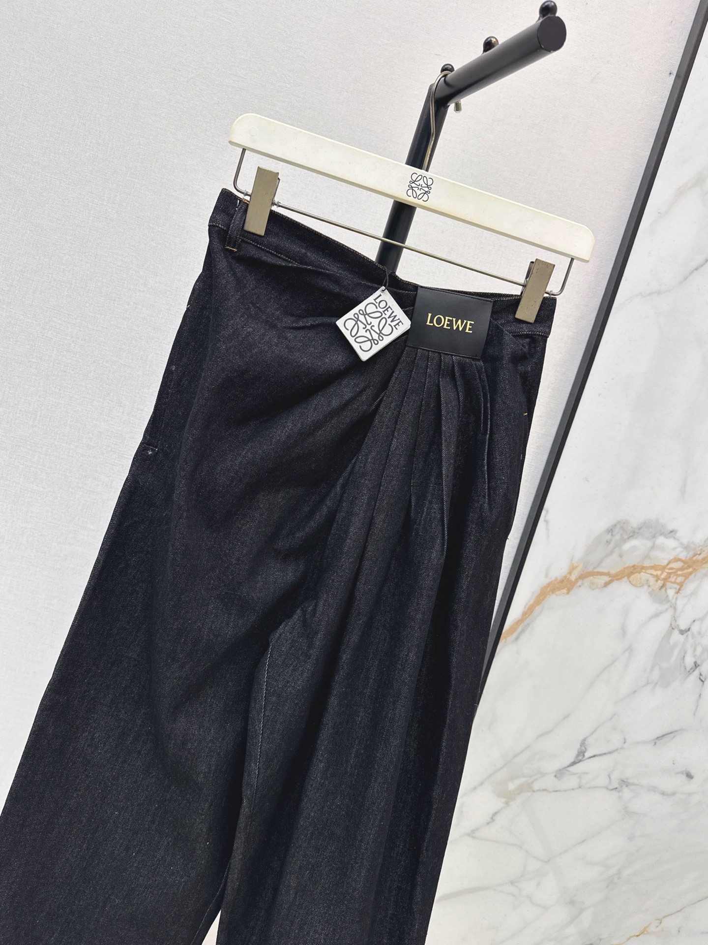 Loe 26fw asymmetric pleated wide-leg jeans
