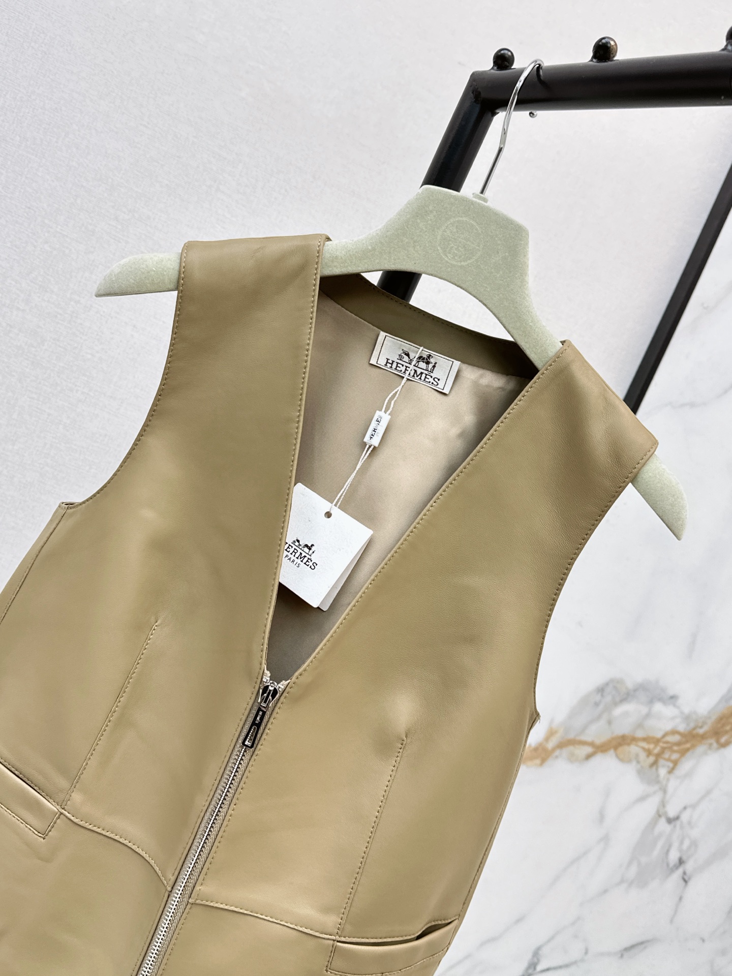 Her 26fw lether vest jacket