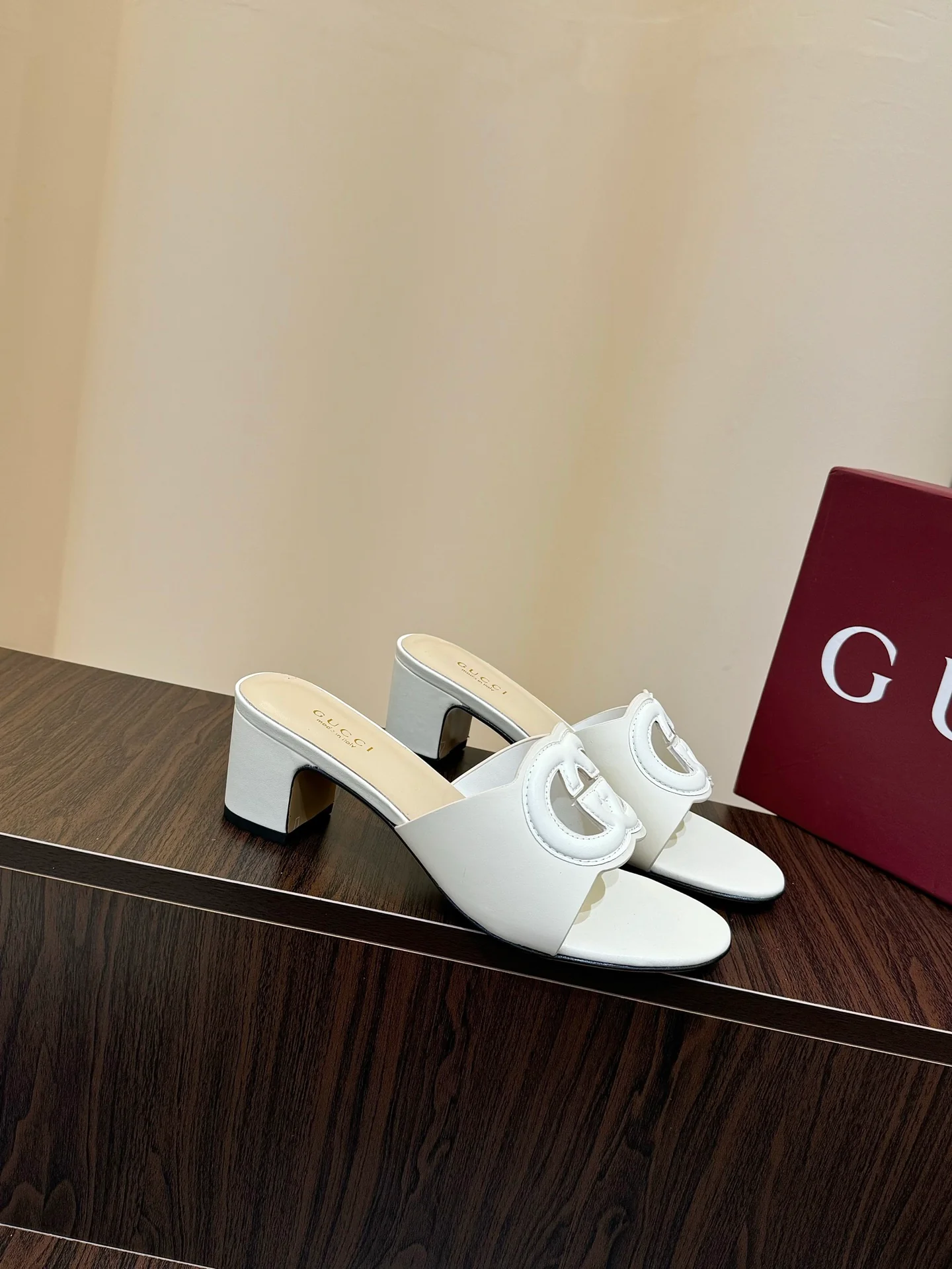 Gucc 25fw slide sandals