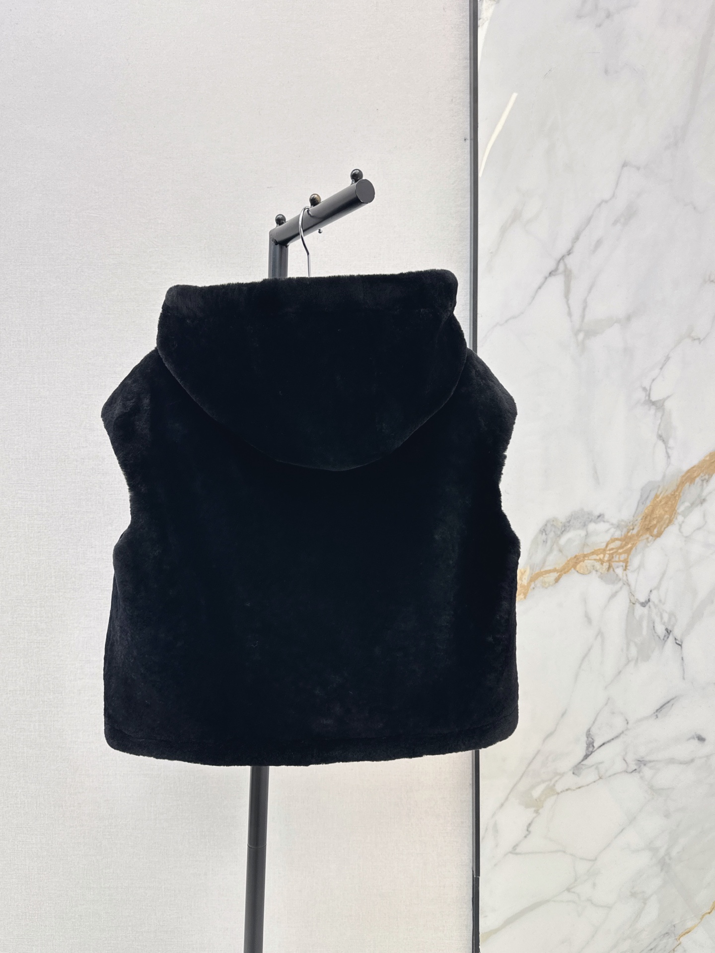 Pra 26fw faux-fur hooded vest jacket