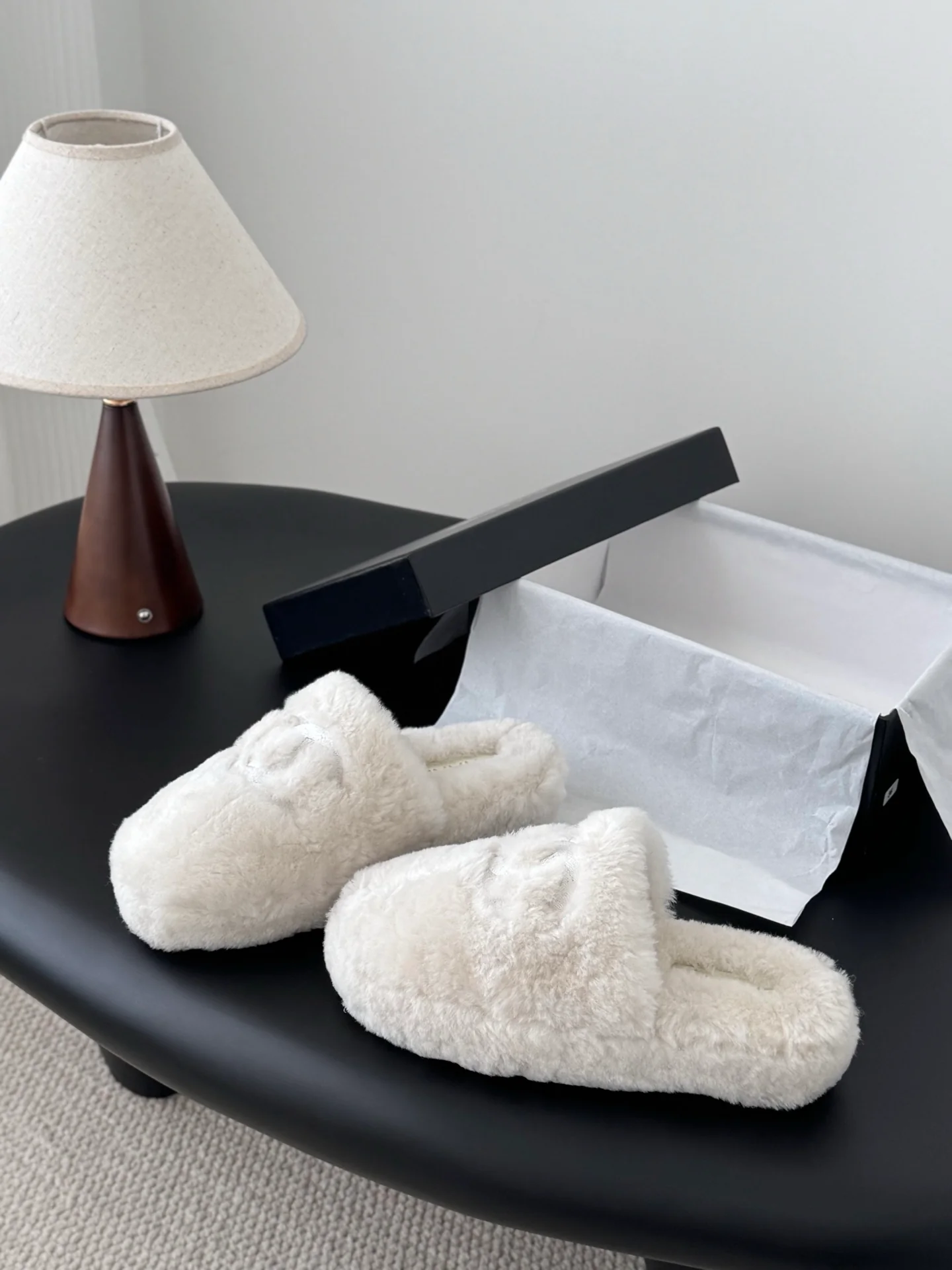 Chan 25fw fluffy slippers