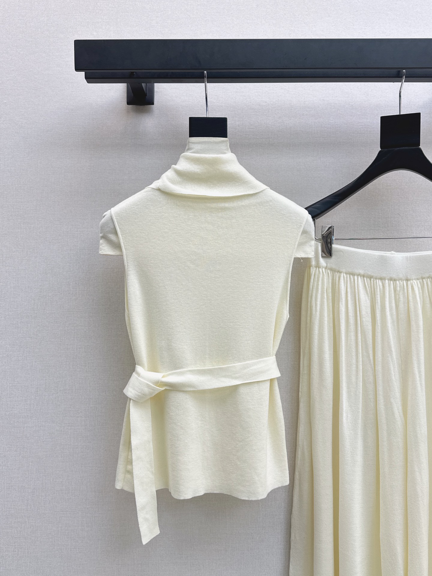 Her 26fw belted knit sleeveless top pants sets