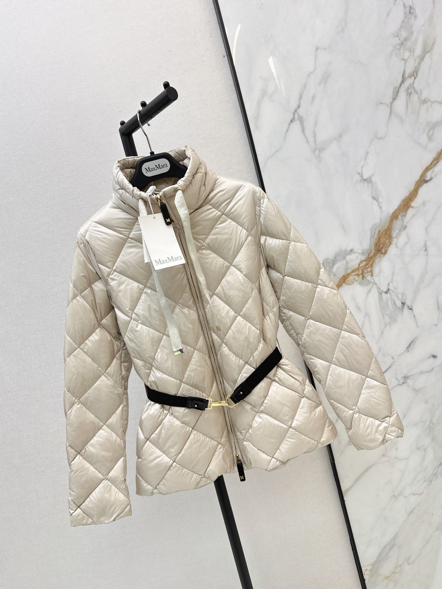 Max 26fw stand-collar belted down jacket