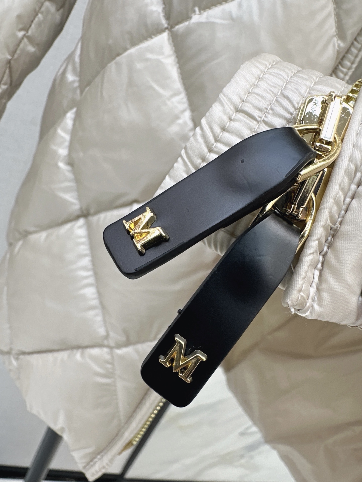 Max 26fw stand-collar belted down jacket