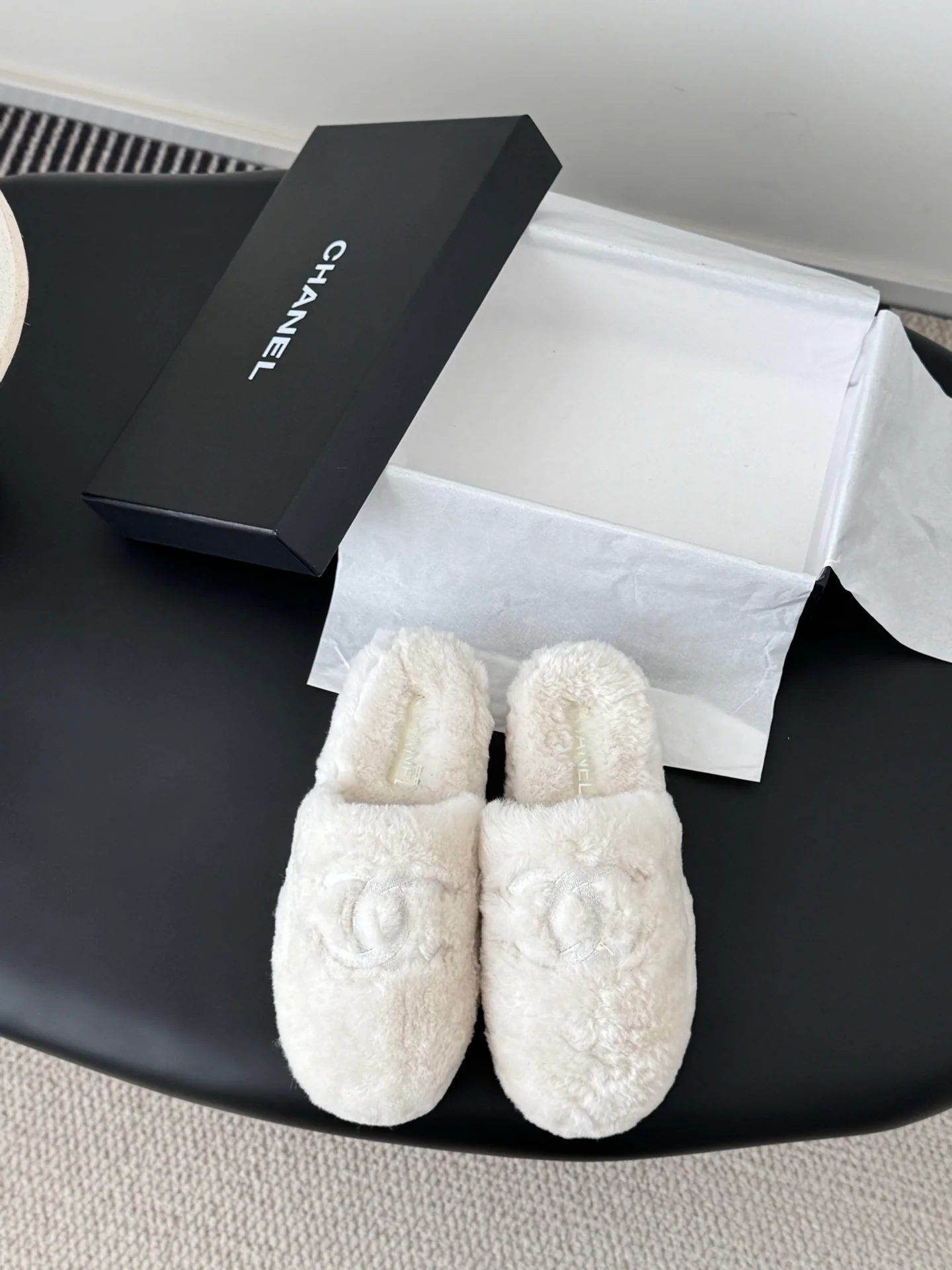 Chan 25fw fluffy slippers