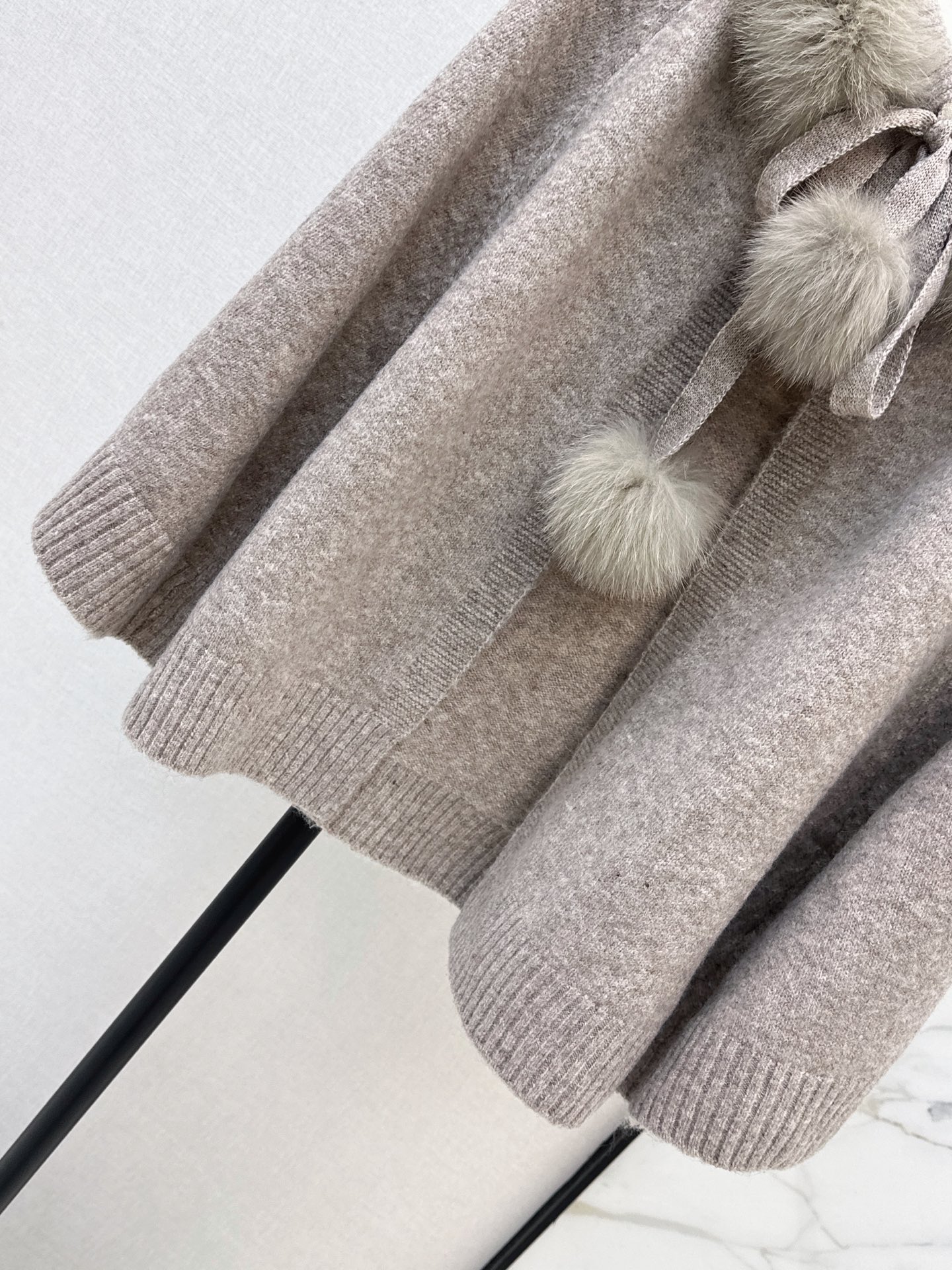 Fen 26fw fur-trim knit cape jacket