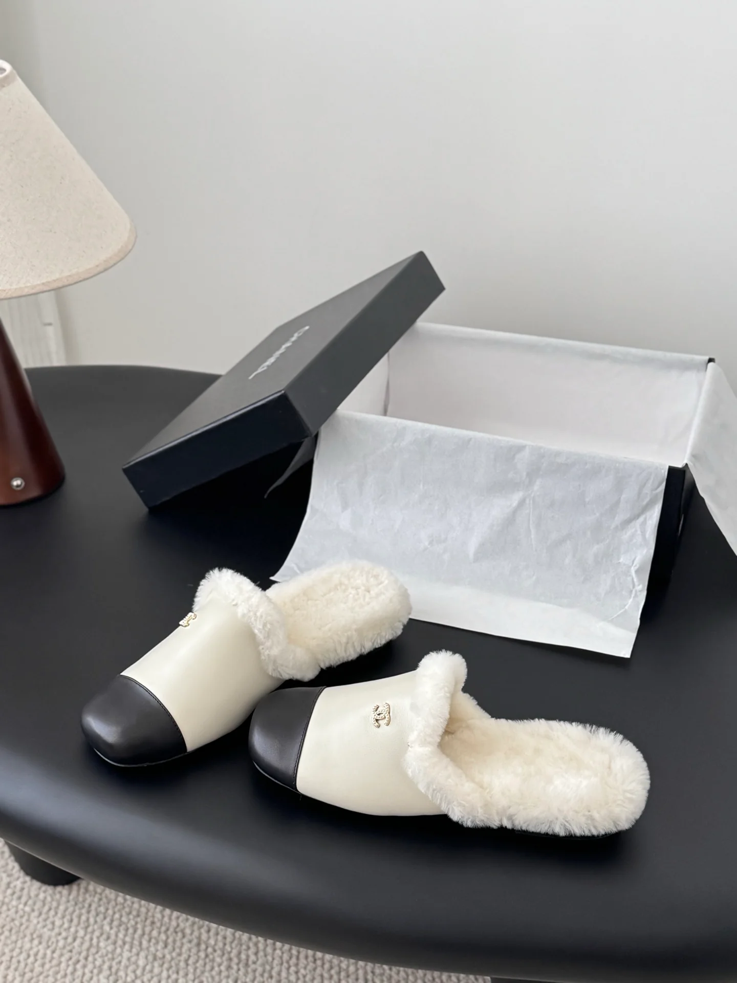 Chan 25fw fluffy slippers