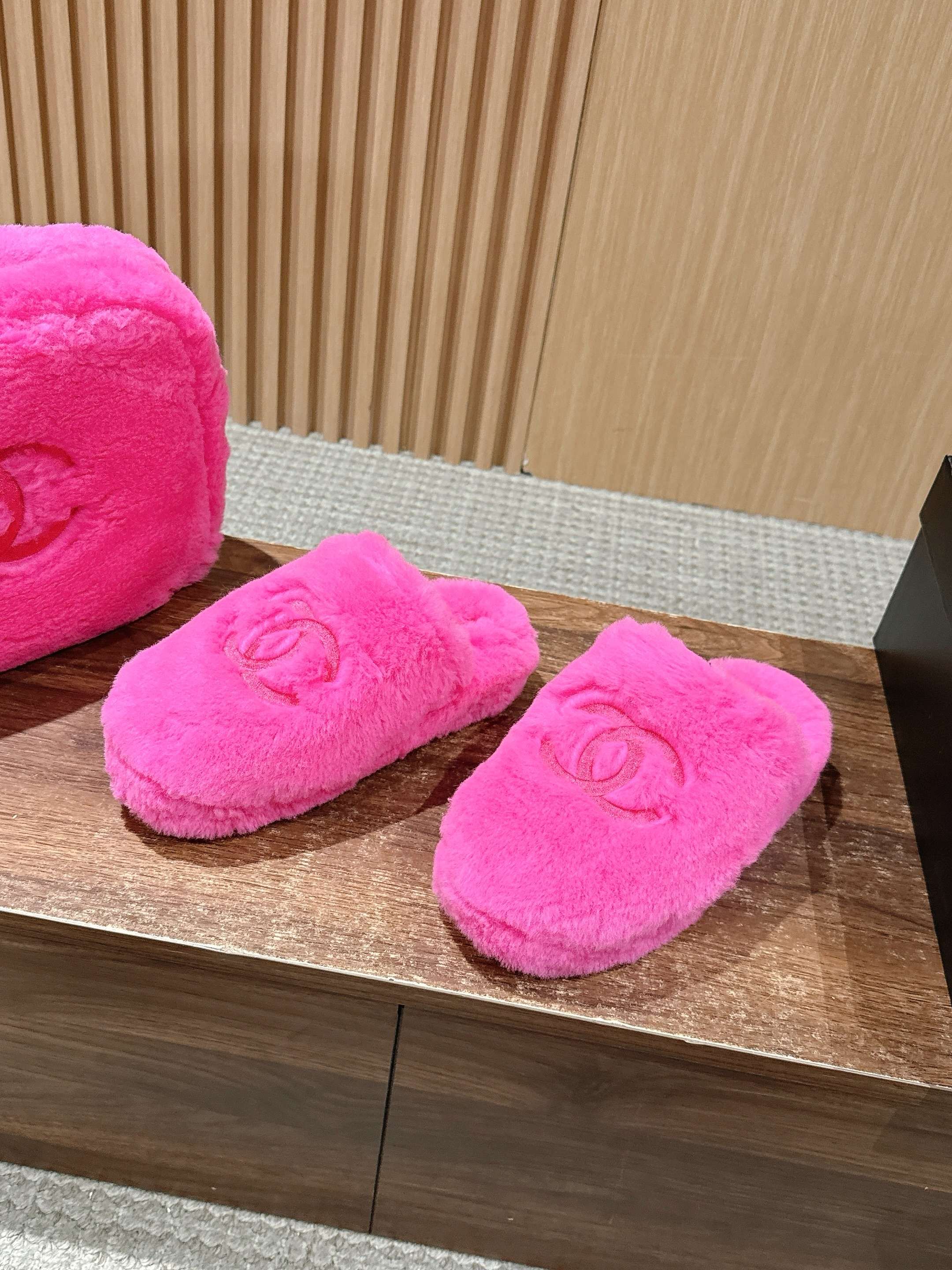 Chan 25fw fluffy slippers