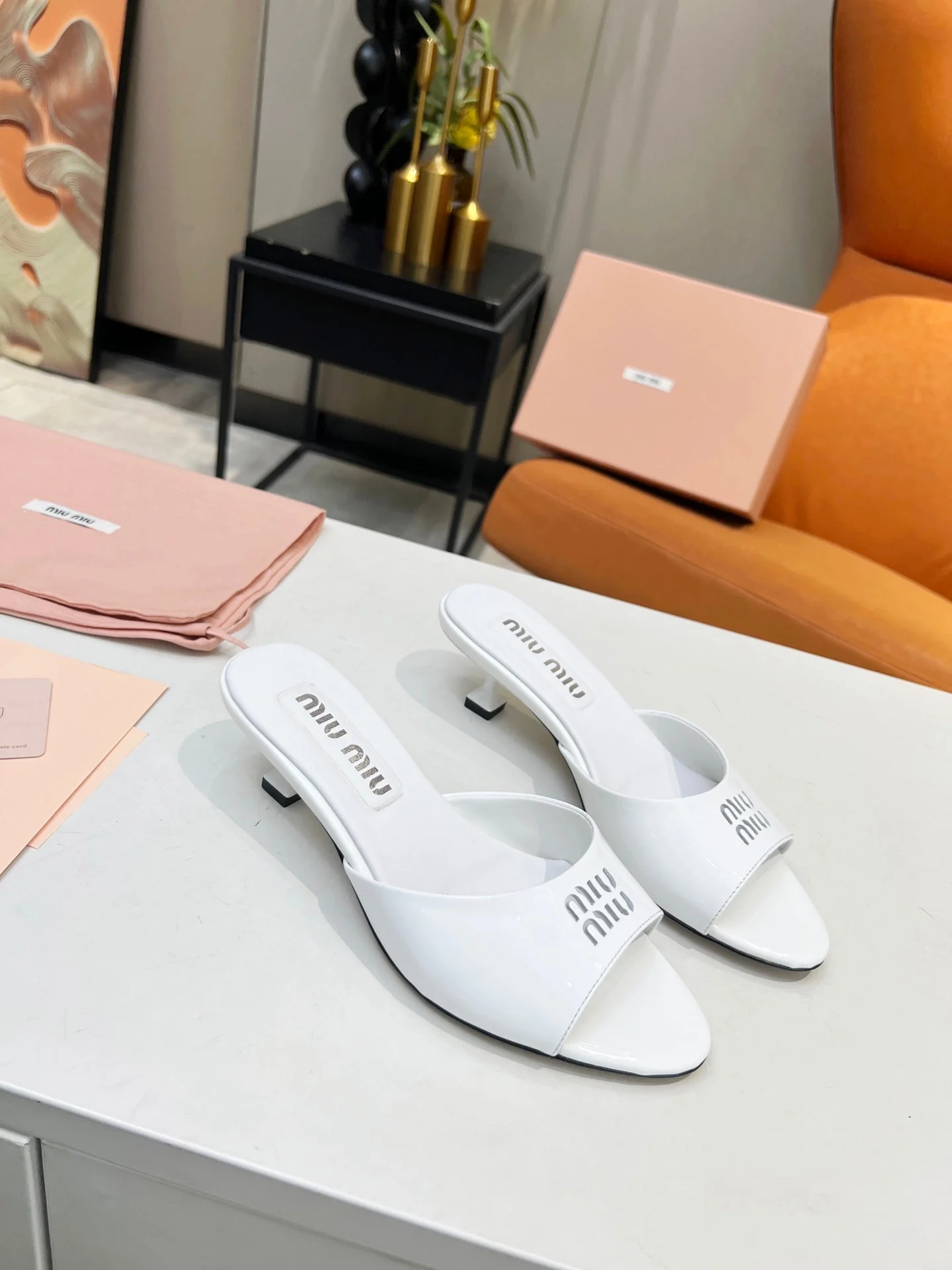 M LEATHER SLIPPERS