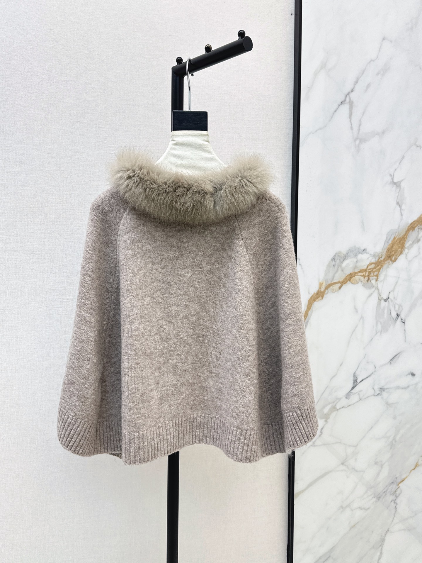 Fen 26fw fur-trim knit cape jacket