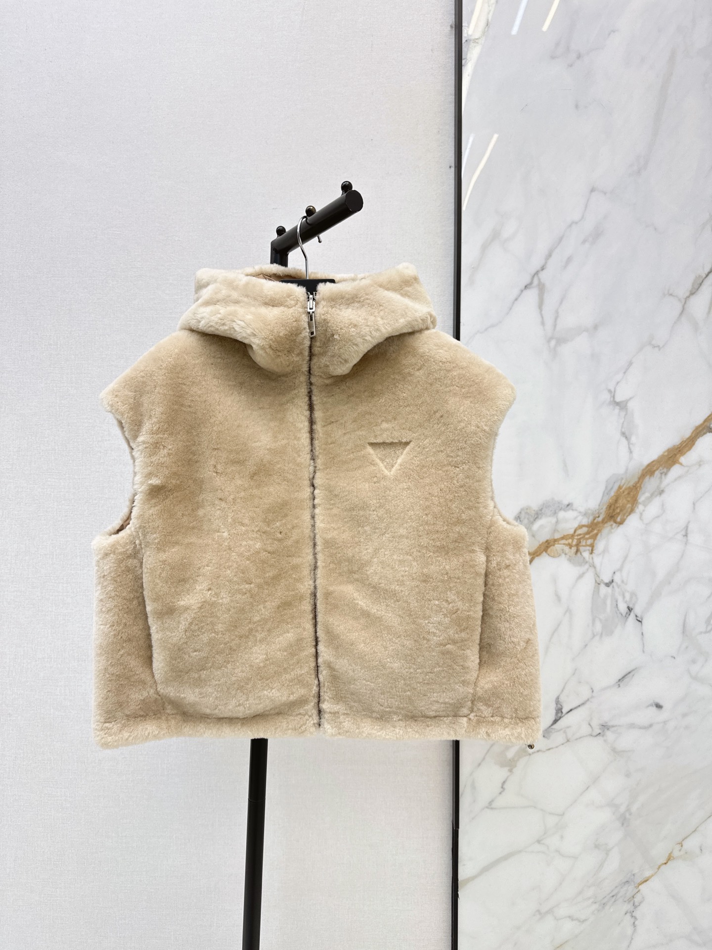 Pra 26fw faux-fur hooded vest jacket