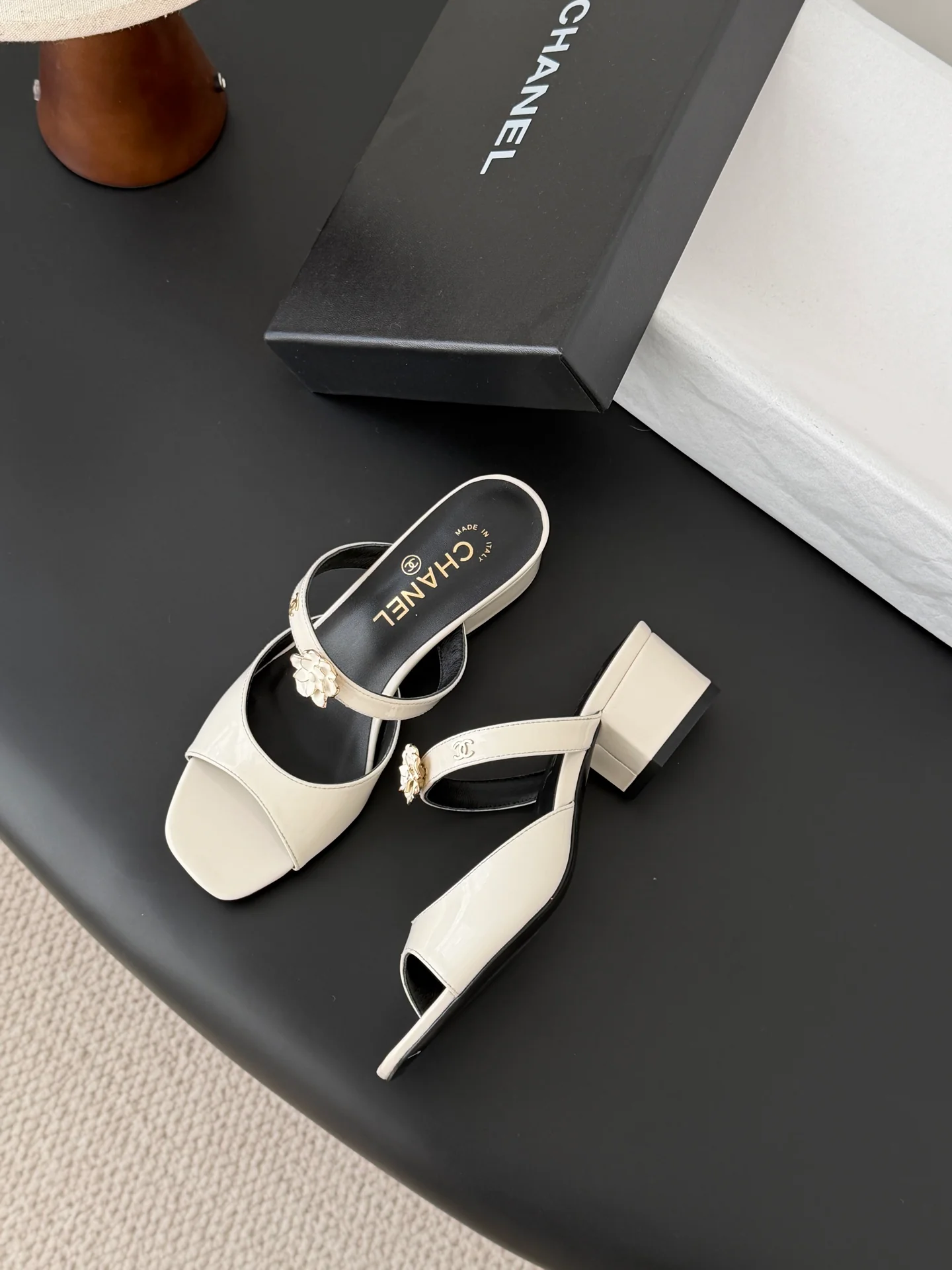 Chan 26ss camellia leather sandals