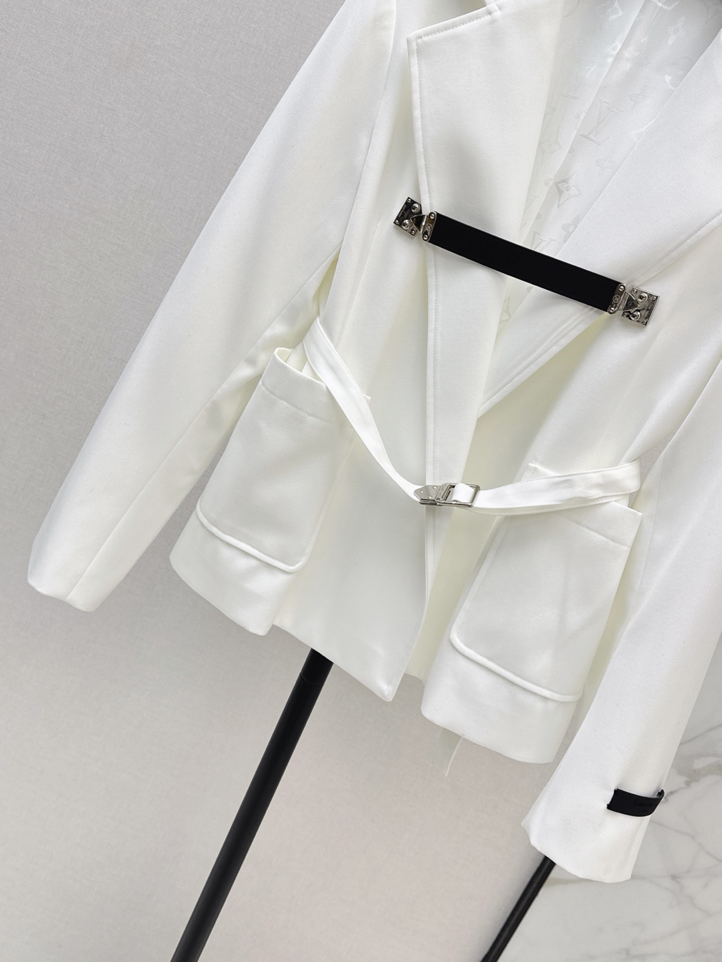 Loui 26fw hardware-strap belted blazer