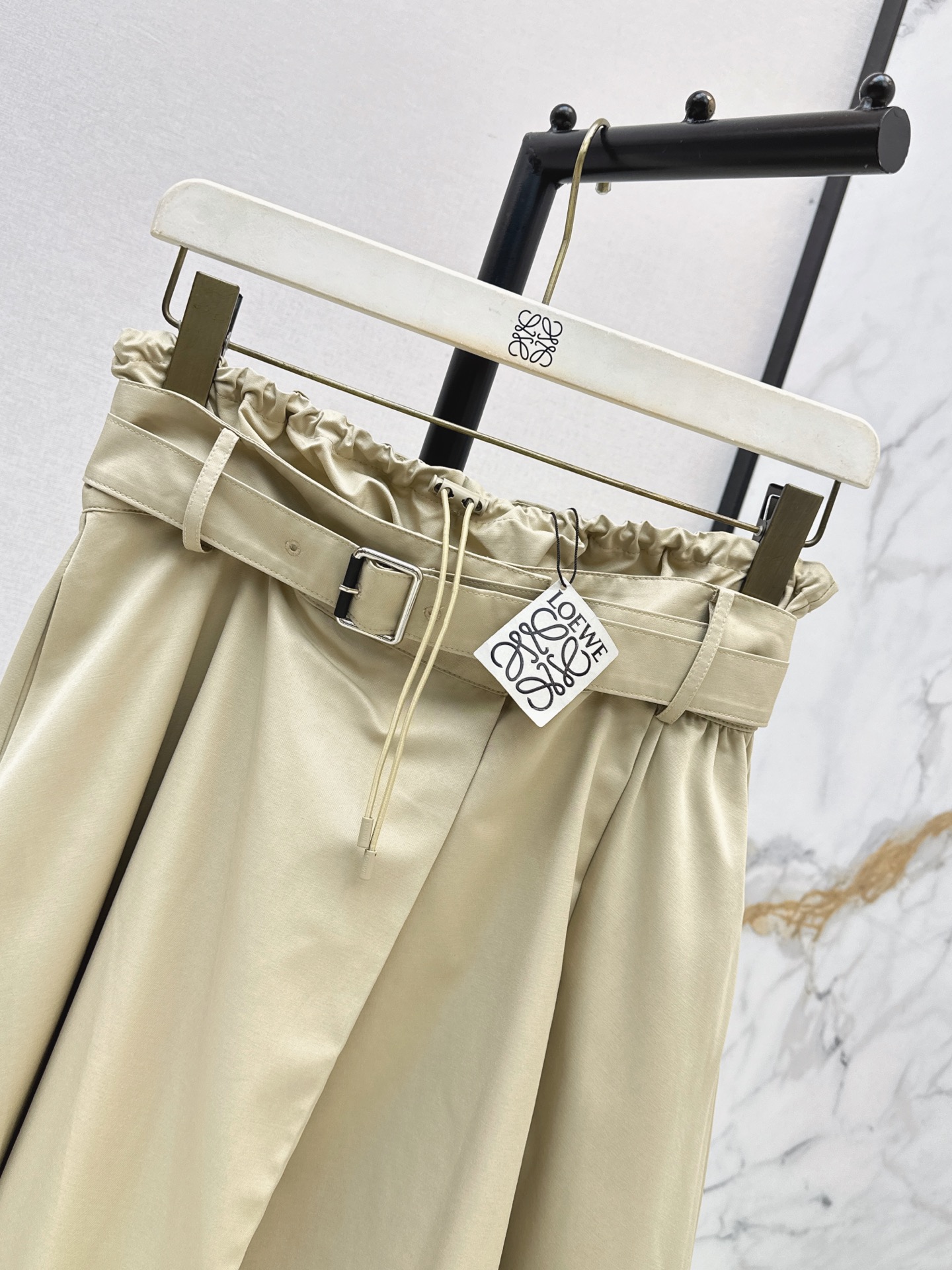 Loe 26ss belted pleated skirt