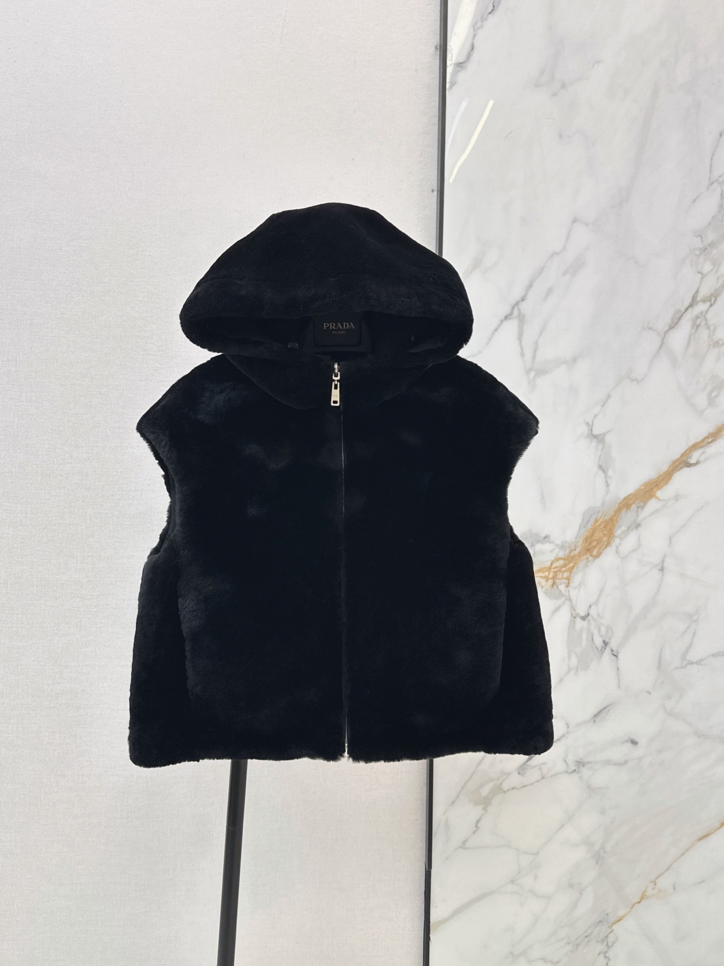 Pra 26fw faux-fur hooded vest jacket