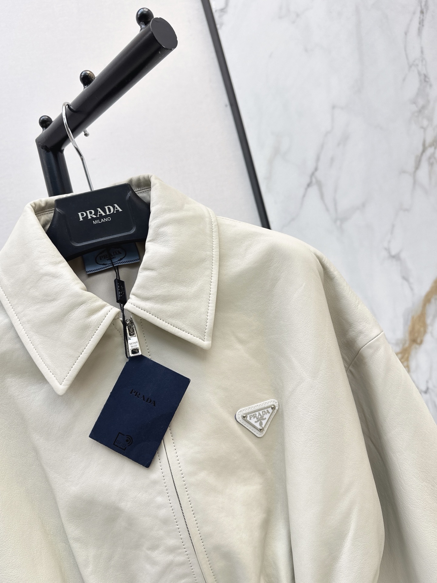 Pra 26fw cropped leather jacket