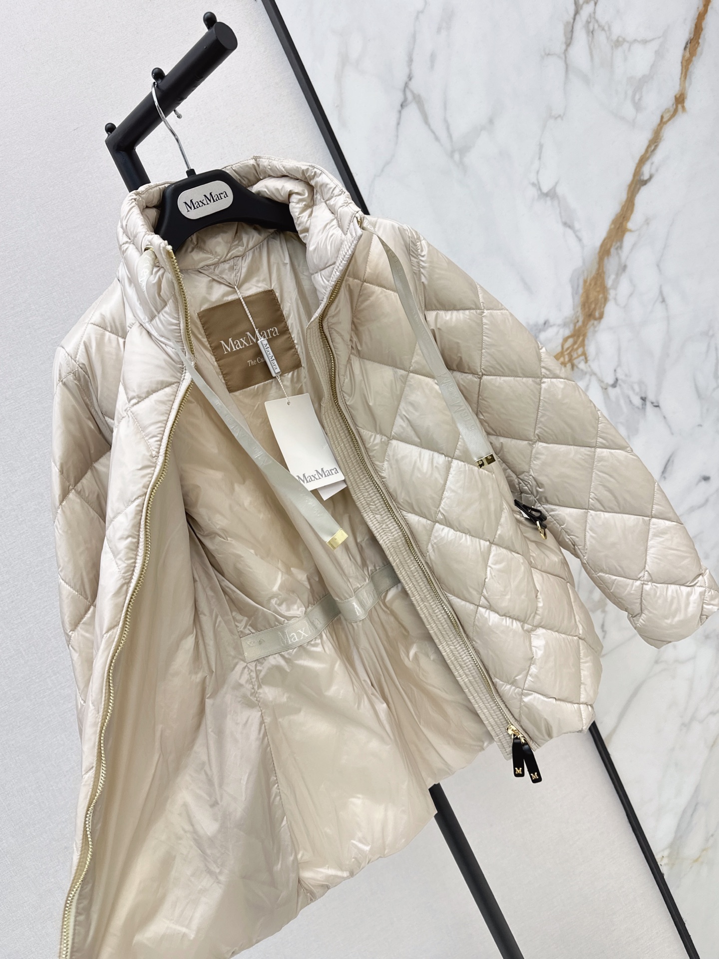 Max 26fw stand-collar belted down jacket