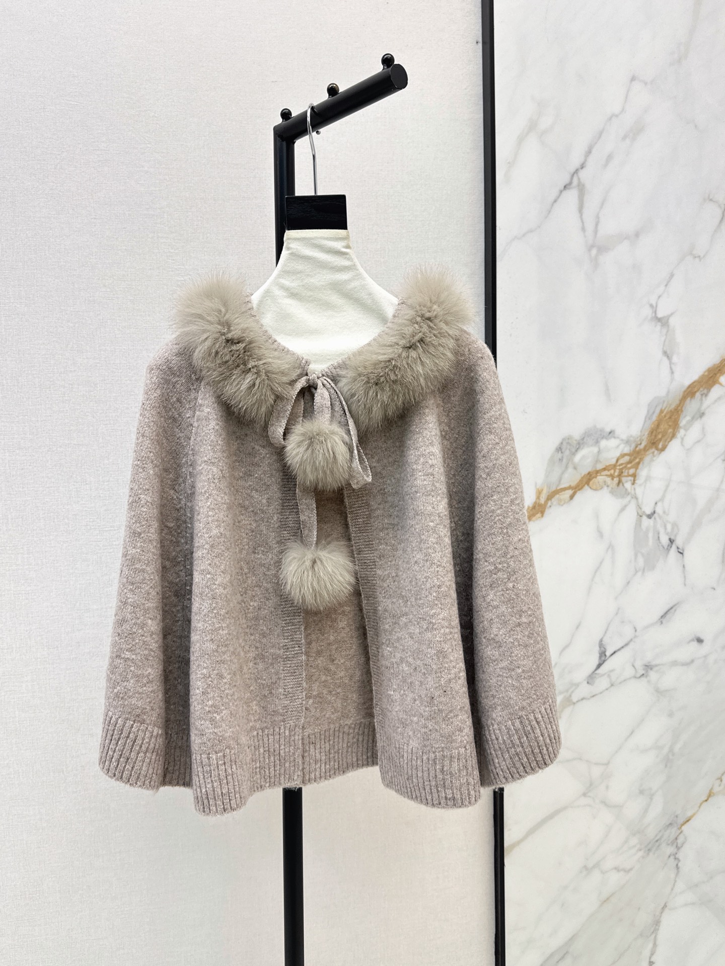 Fen 26fw fur-trim knit cape jacket