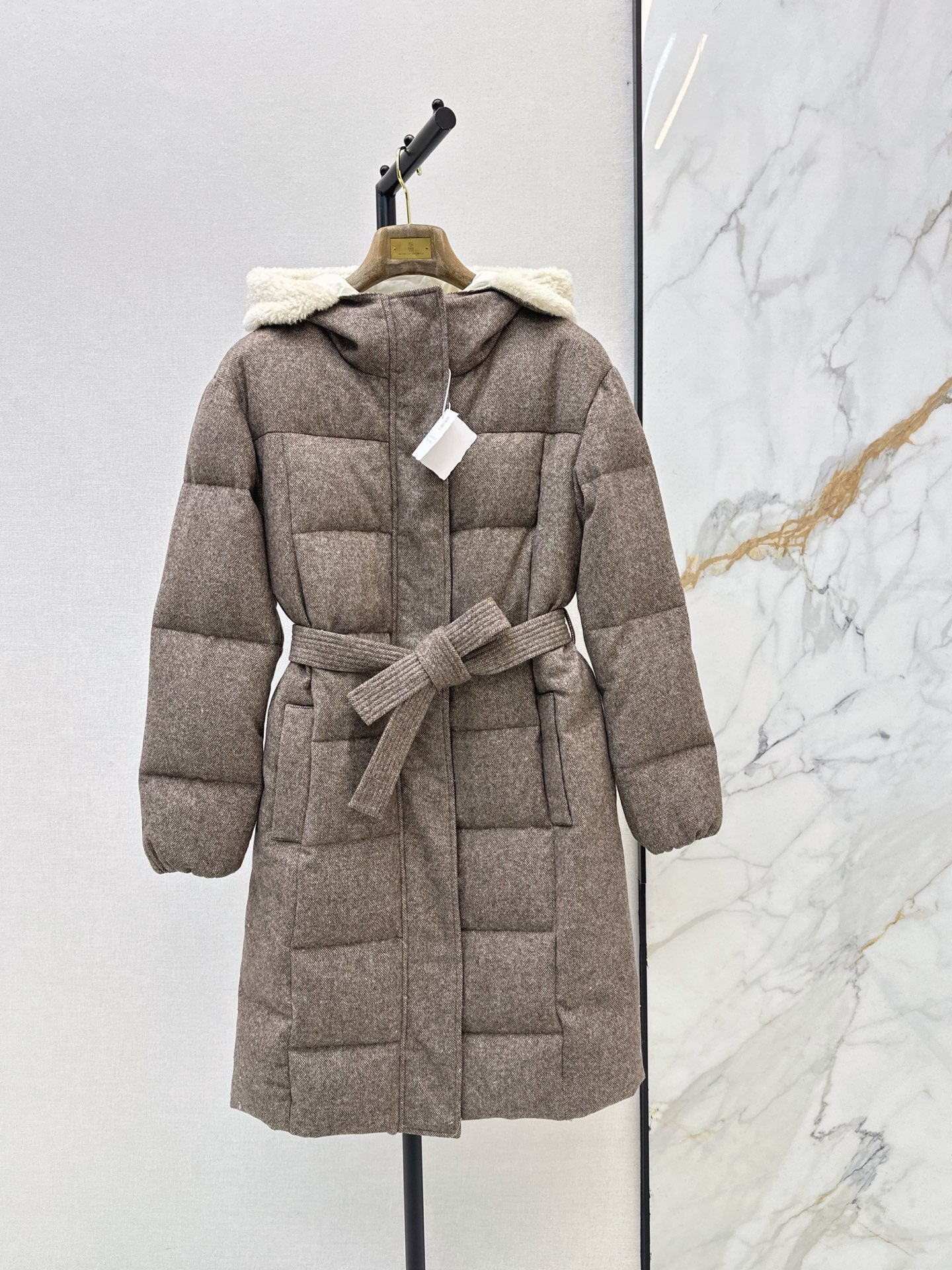 Brun 26fw hooded belted down jacket