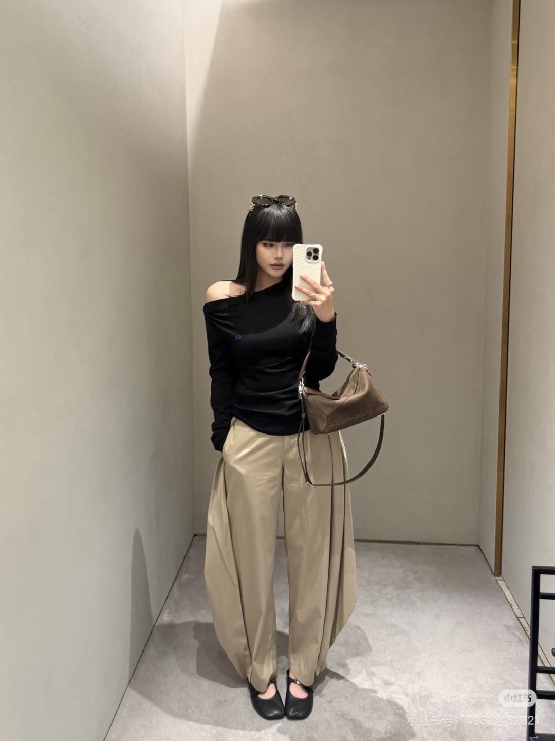 Loe 26fw off shoulder knit top
